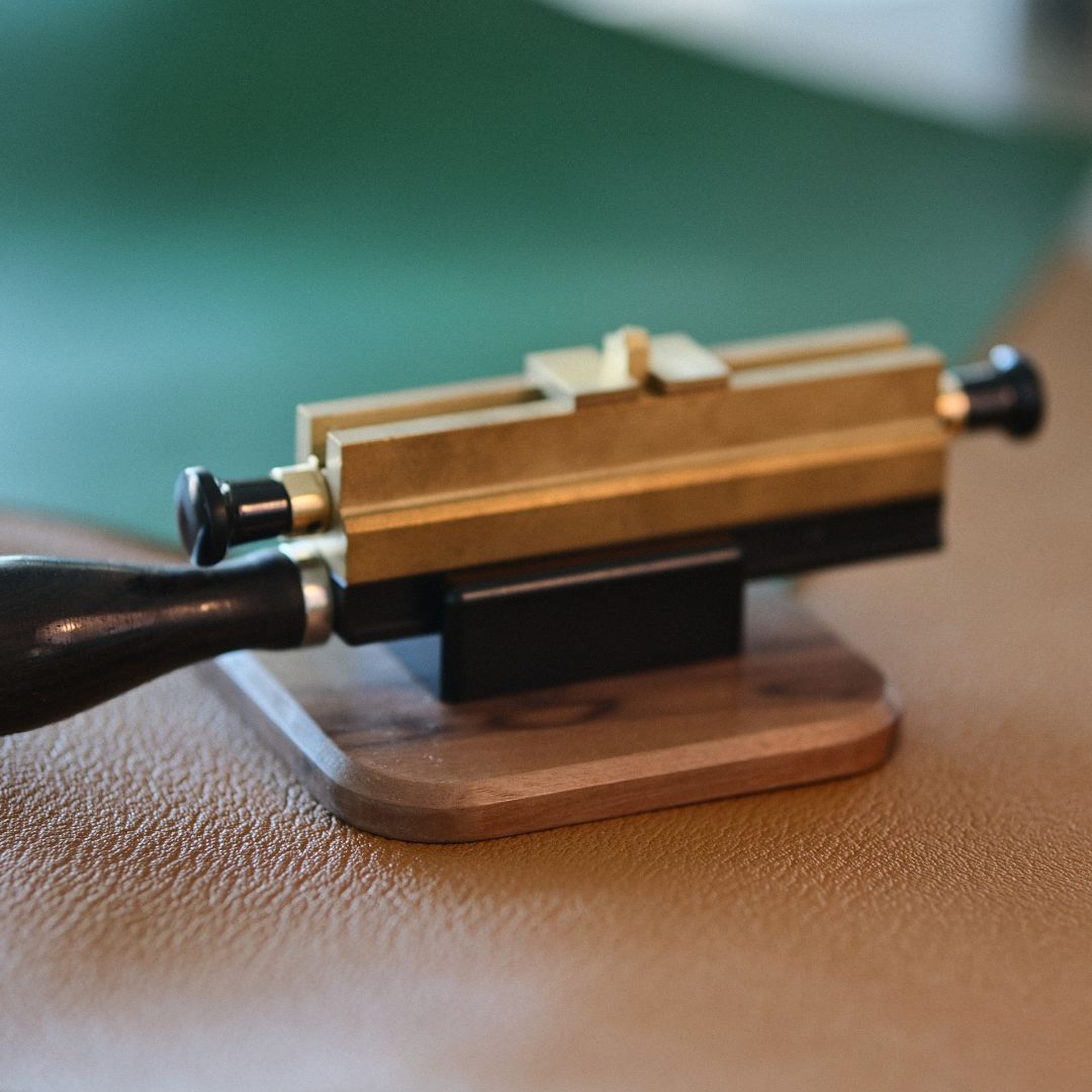 Need to switch type or logo molds before the holder cools down? This Anti-Scald Holder Base for Maxita Foil Stamping Machines helps prevent burns and keeps your holder safely and securely in place. Ideal for quick, stable storage.