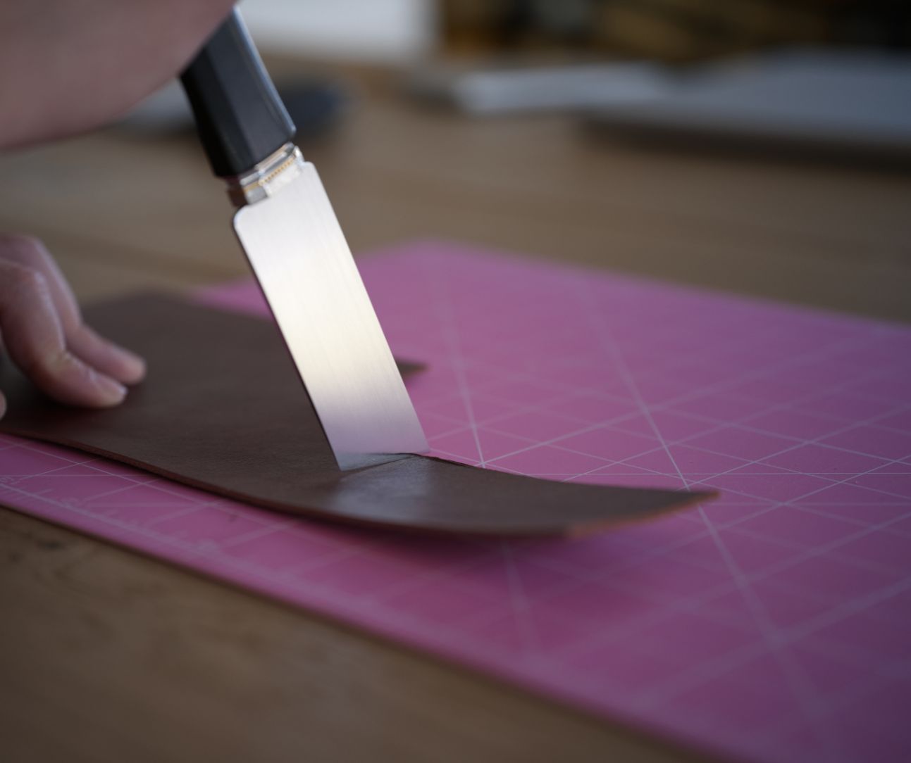 Precision leathercraft knife made with Böhler M390 powder steel for clean cutting, beveling, and fine decorative grooves. Features an ergonomic purple sandalwood handle and balanced HRC 60–62 hardness. Built for serious leatherworkers. Explore the tool today.