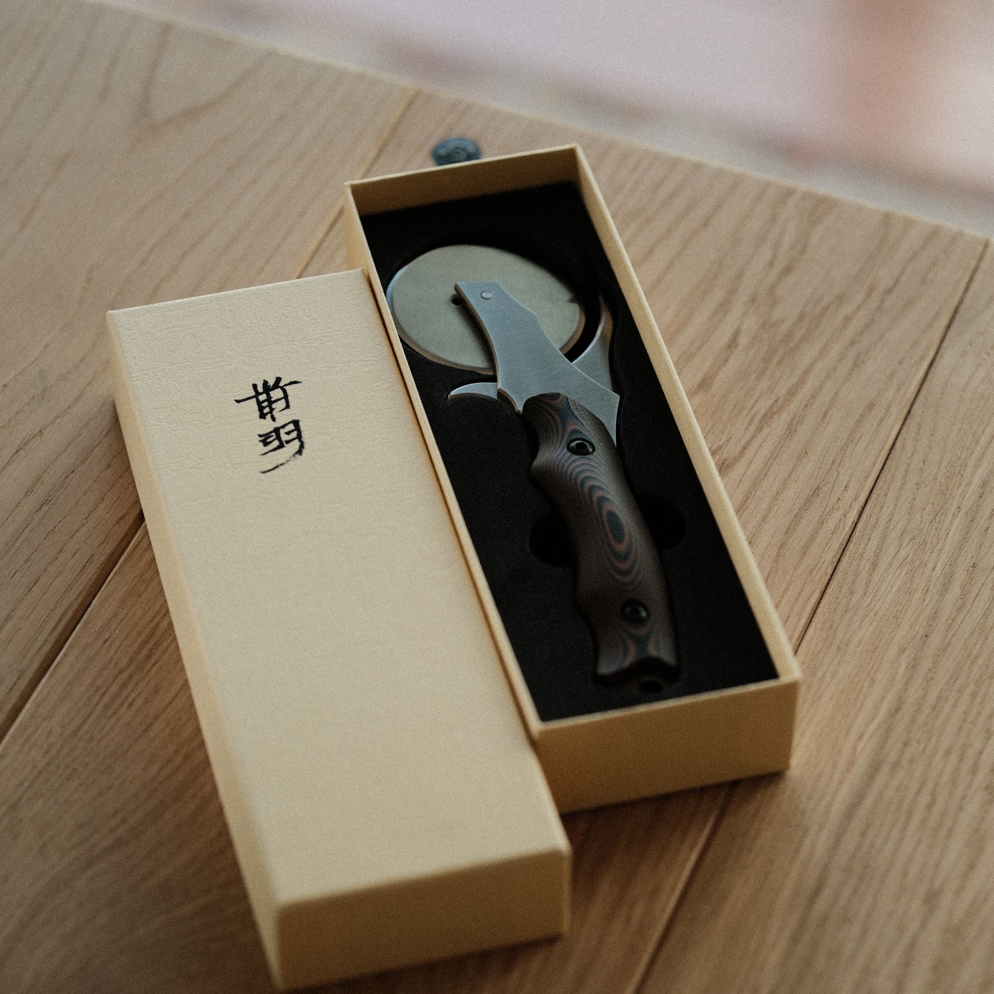 QianYu Stainless Steel Leather Rotary Cutter delivers smooth, precise cuts on soft or thin leather without stretching or warping. Durable, re-sharpenable blade and comfortable grip make leather strap cutting easy and long-lasting. Perfect for leathercraft projects—upgrade your toolkit today.