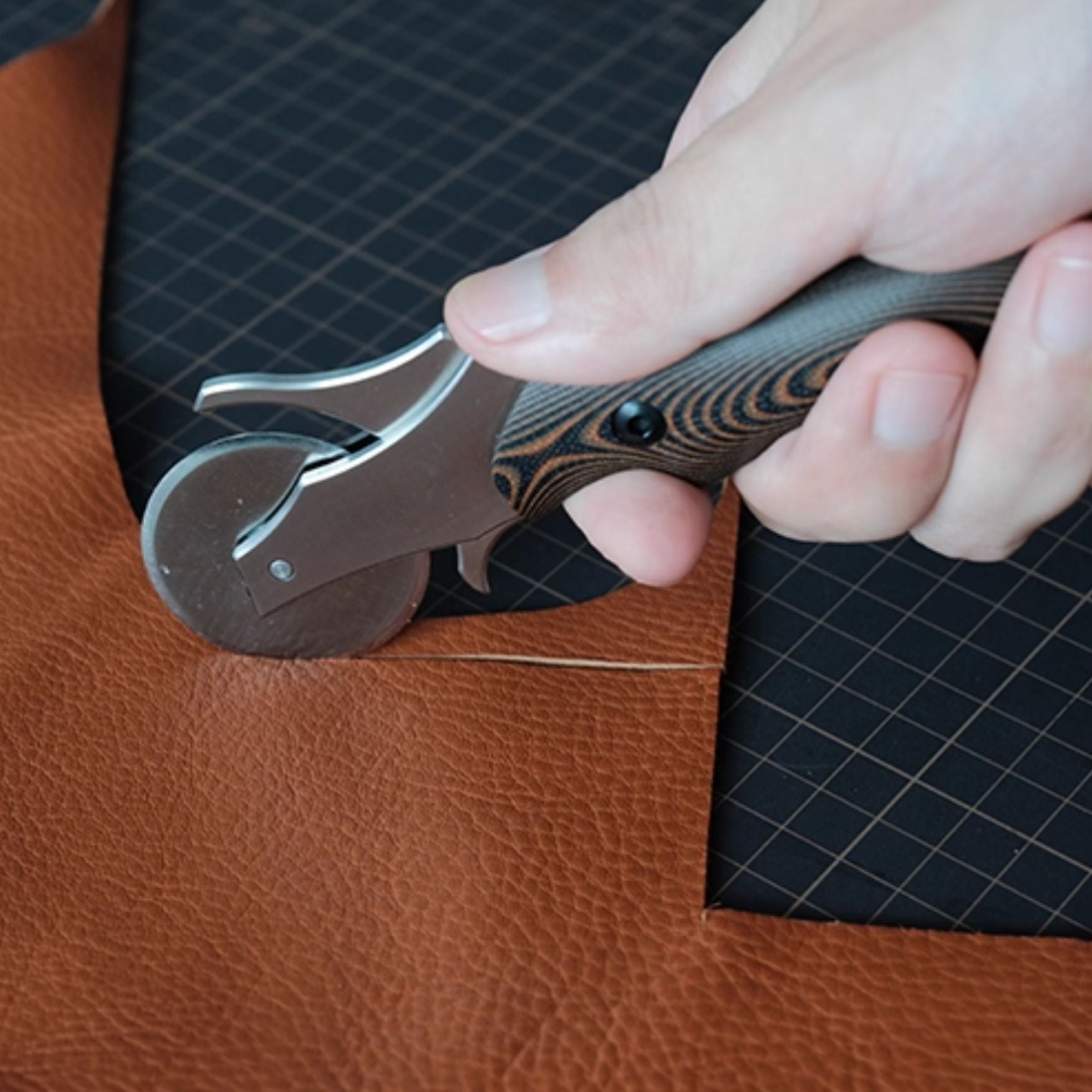 QianYu Stainless Steel Leather Rotary Cutter delivers smooth, precise cuts on soft or thin leather without stretching or warping. Durable, re-sharpenable blade and comfortable grip make leather strap cutting easy and long-lasting. Perfect for leathercraft projects—upgrade your toolkit today.