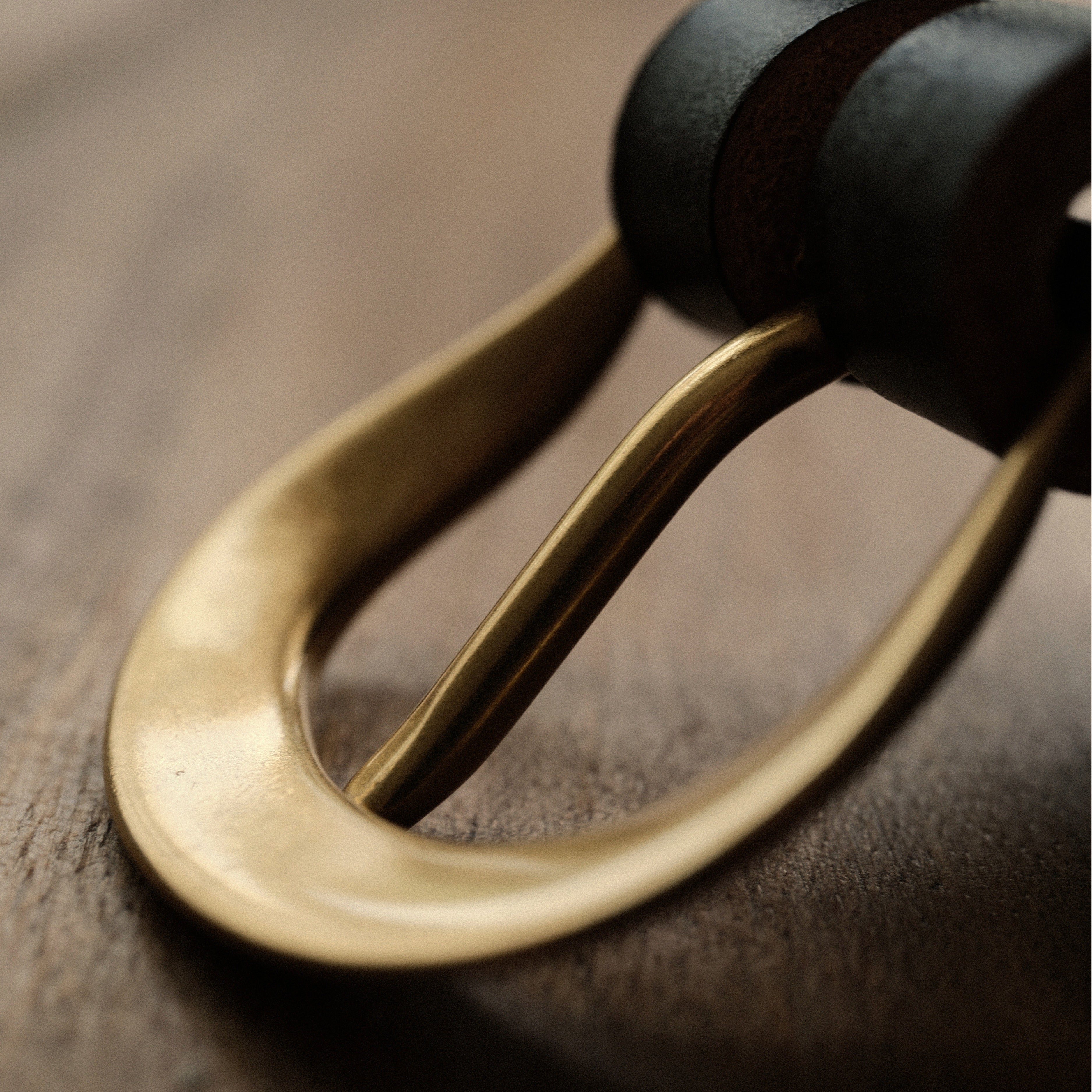 Solid brass belt buckle and keeper set with a clean, understated shape and an uncoated finish that develops a natural patina over time. Ideal for handmade leather belts, repairs and classic leathercraft projects. Shop solid brass belt hardware at CÍ.
