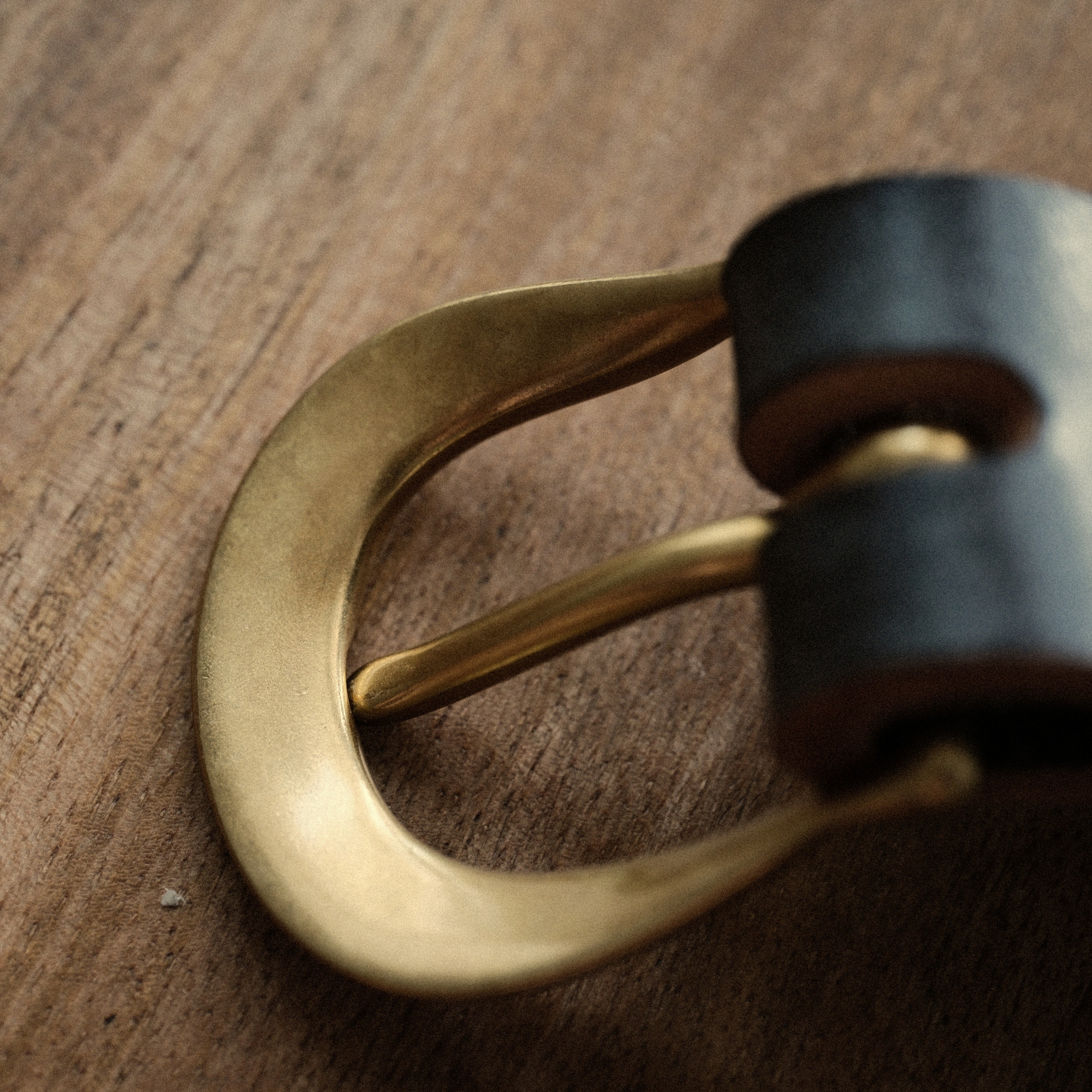 Solid brass belt buckle and keeper set with a clean, understated shape and an uncoated finish that develops a natural patina over time. Ideal for handmade leather belts, repairs and classic leathercraft projects. Shop solid brass belt hardware at CÍ.