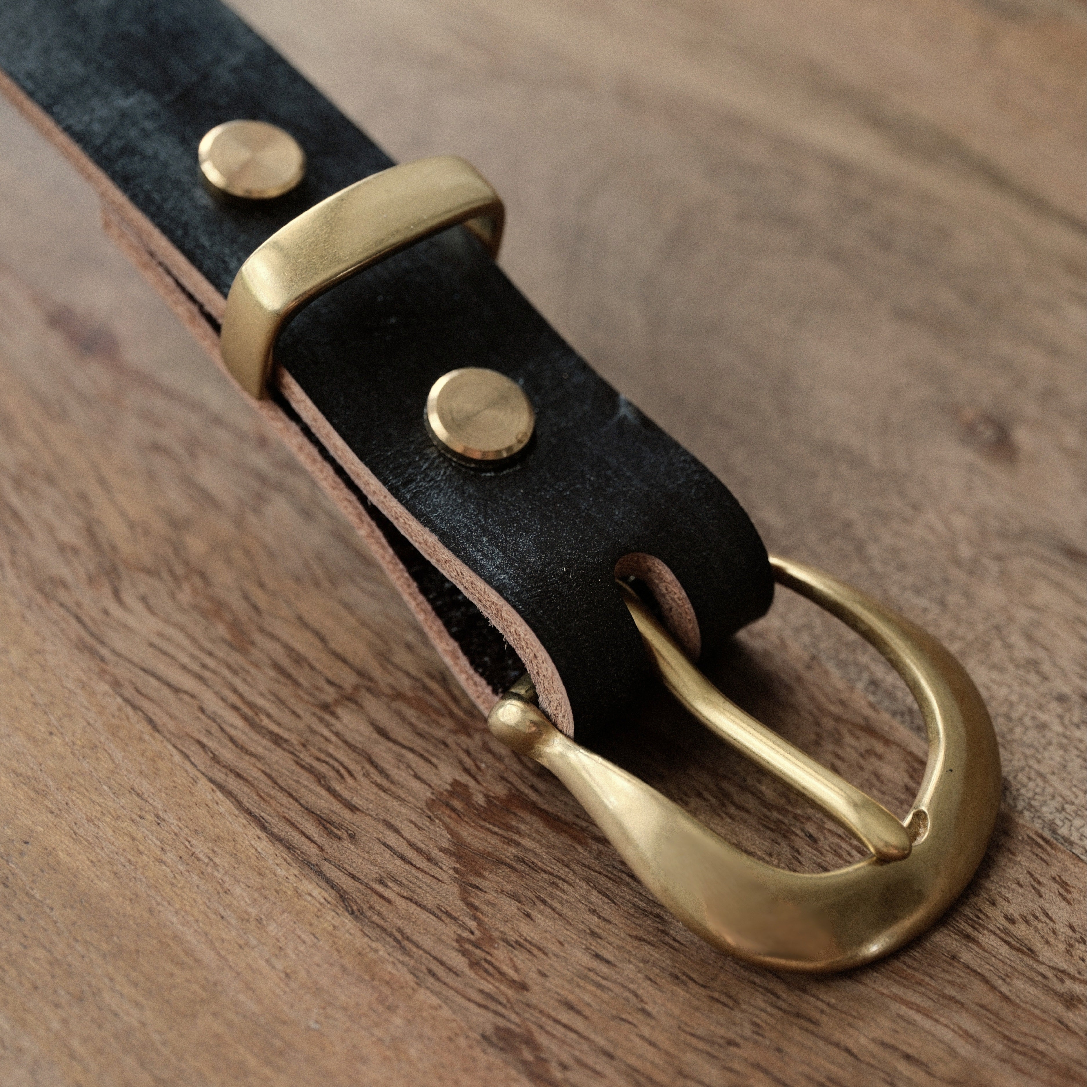 Solid brass belt buckle and keeper set with a clean, understated shape and an uncoated finish that develops a natural patina over time. Ideal for handmade leather belts, repairs and classic leathercraft projects. Shop solid brass belt hardware at CÍ.