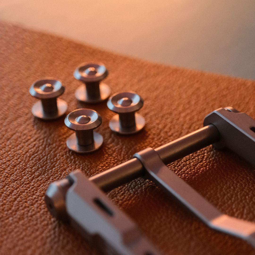 Introducing the “Sui” 40.5mm Pure Titanium Mechanical-Style Belt Buckle—a perfect blend of innovation, precision, and style.