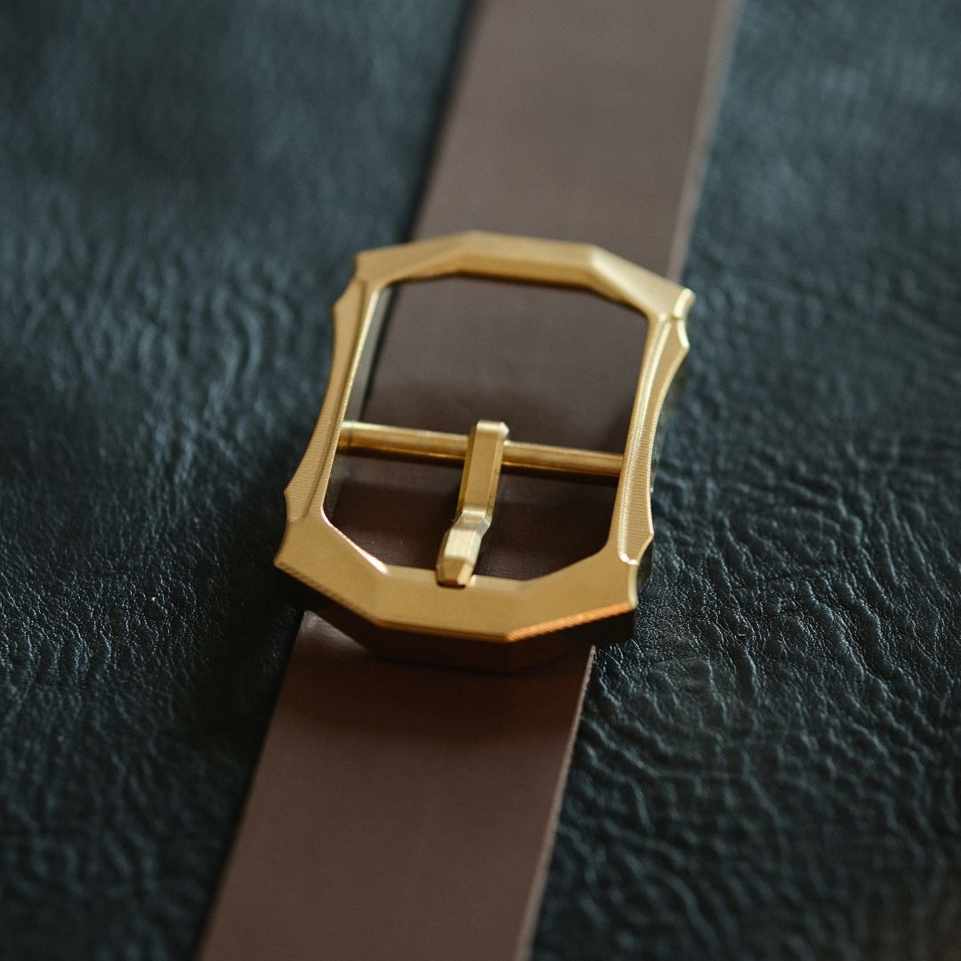 The 40.5mm Vintage Brass Belt Buckle is designed for those who appreciate timeless style and superior craftsmanship. Meticulously crafted with heavy-duty CNC technology, this buckle offers an air of refined elegance with its intricate details and bold, vintage aesthetic. Perfect for artisans, leatherworkers, DIY enthusiasts, and professional leathercraft studios, this piece brings sophistication and durability to any project.