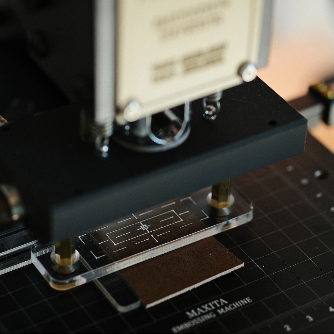 This transparent acrylic holder is perfect for previewing and aligning your design before the final embossing. For example, if you're customizing a product with your client's name, you can use this clear holder to show them exactly where the text or design will appear. This preview helps ensure everyone is on the same page, saving communication time and enhancing accuracy.