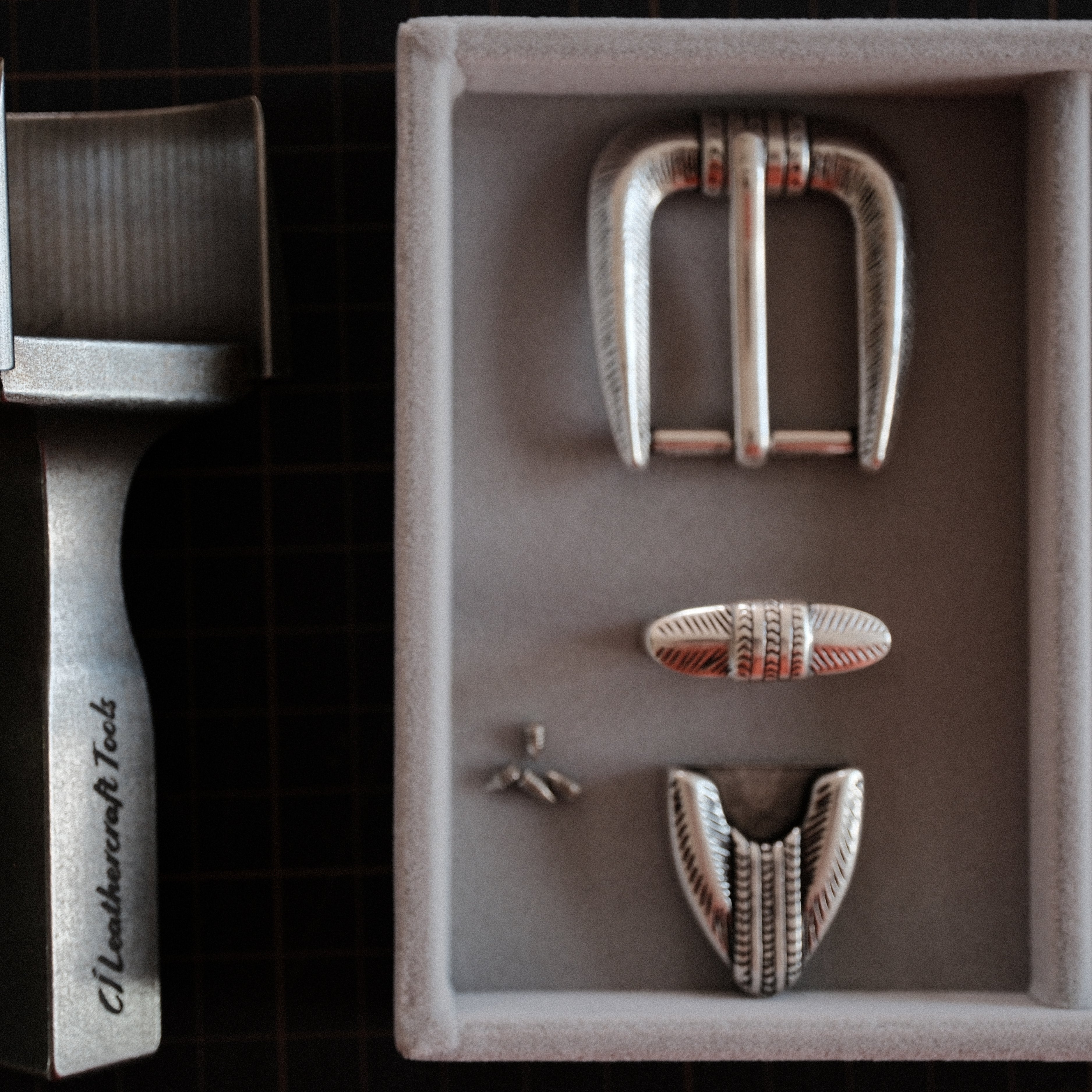 A 25mm American vintage 3-piece belt buckle set with engraved detailing and an antique silver-tone finish. Includes the buckle, keeper loop, and belt tip. Best used with leather straps around 25mm wide and 4mm thick.