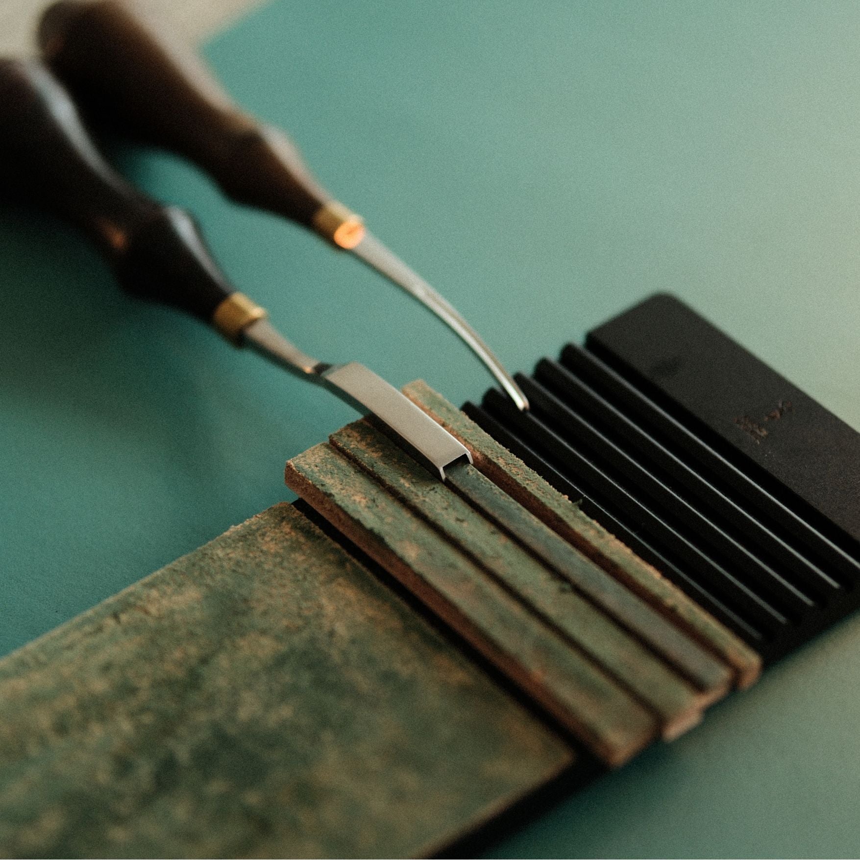 Sharpen your Yorkshine skivers, bevelers, and knives with this CNC aluminum board. Comes with pre-cut veg-tan leather and 3M adhesive. Compact, stable, and easy to use—ideal for everyday leatherwork. Try it on your desk or on the go.