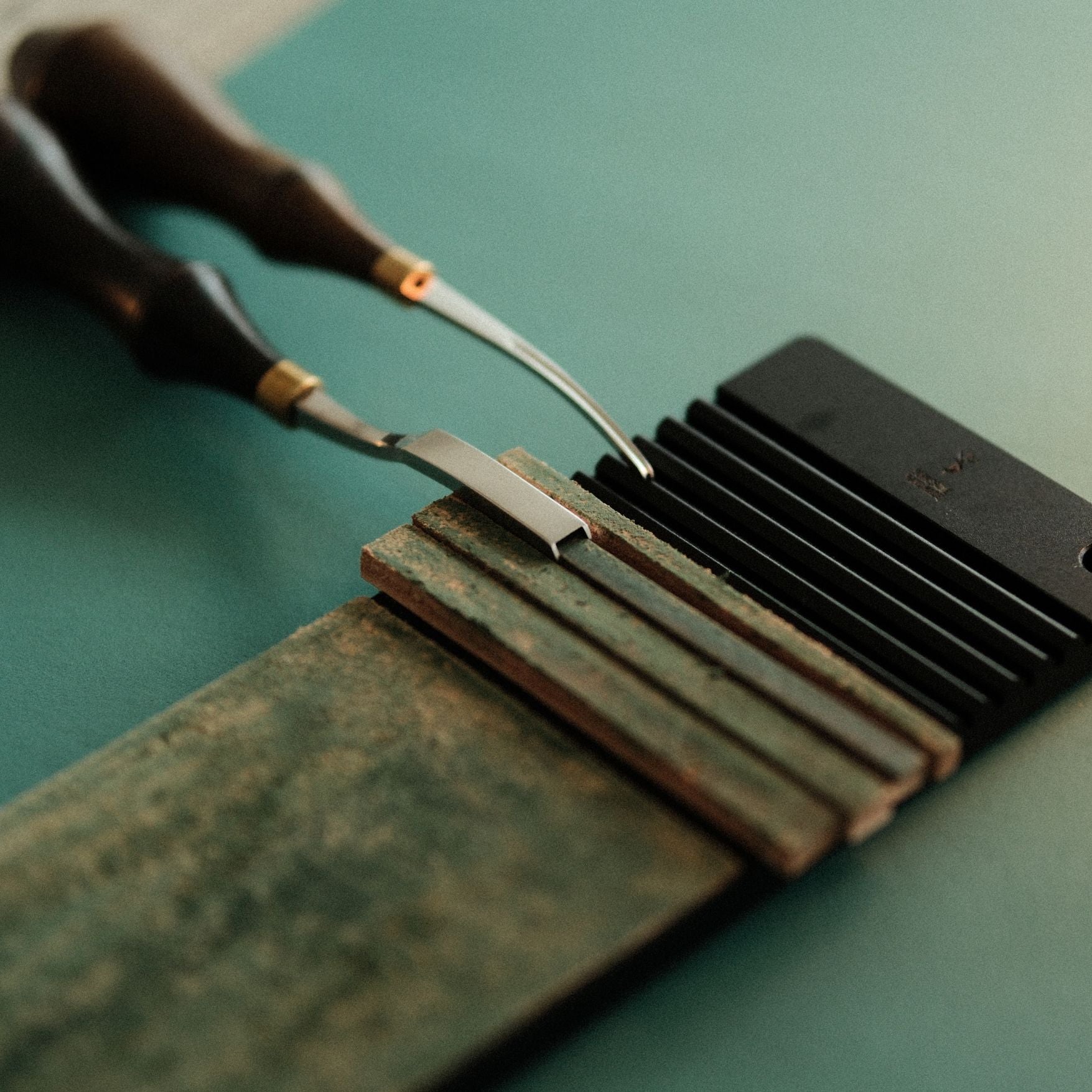 Sharpen your Yorkshine skivers, bevelers, and knives with this CNC aluminum board. Comes with pre-cut veg-tan leather and 3M adhesive. Compact, stable, and easy to use—ideal for everyday leatherwork. Try it on your desk or on the go.