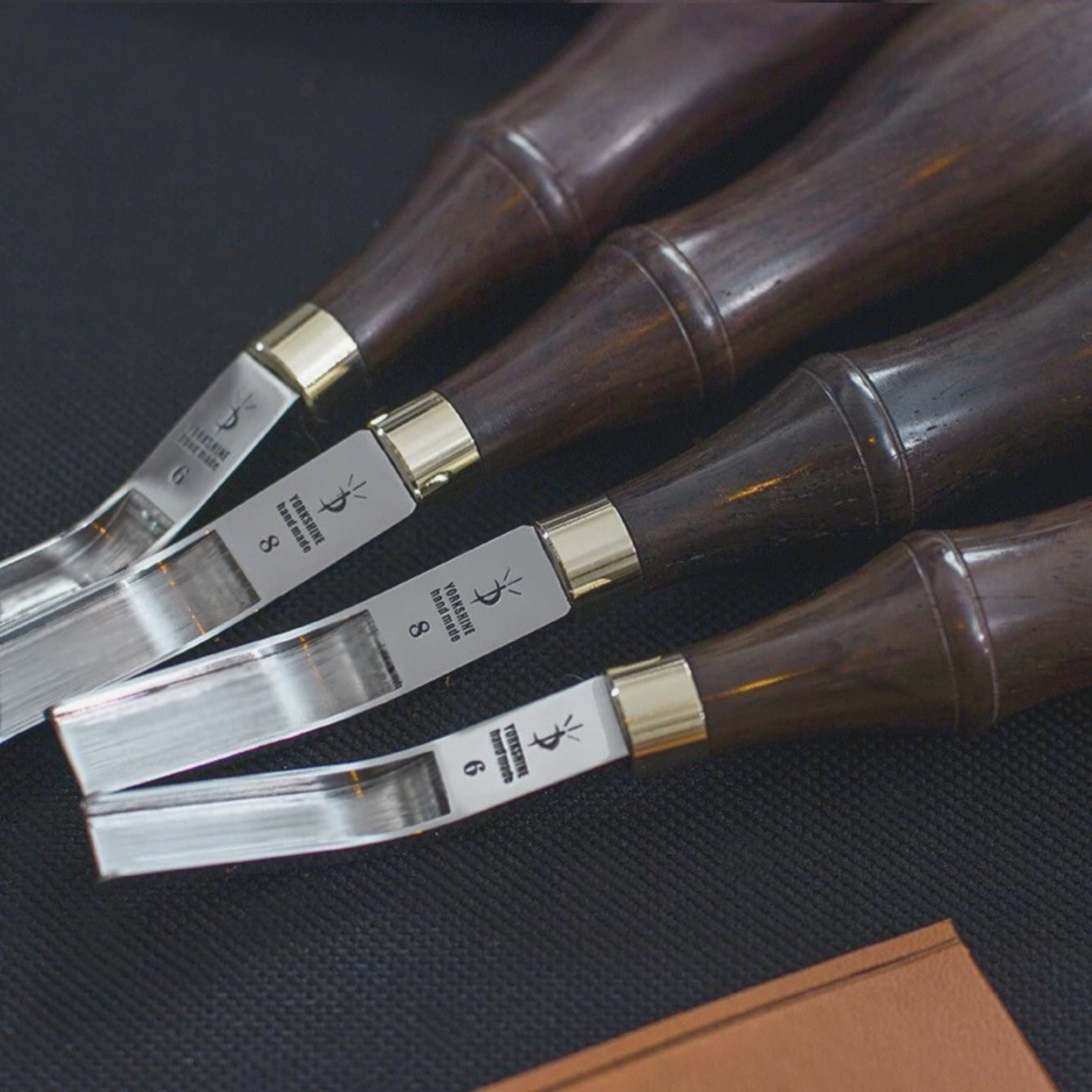 A compact wide skiver designed for precise thinning in tight spots like gussets and raised edges. Features a polished DC53 blade, 0.6mm edge guard, and Z-handle for control. Ideal for leathercrafters. Try it now.