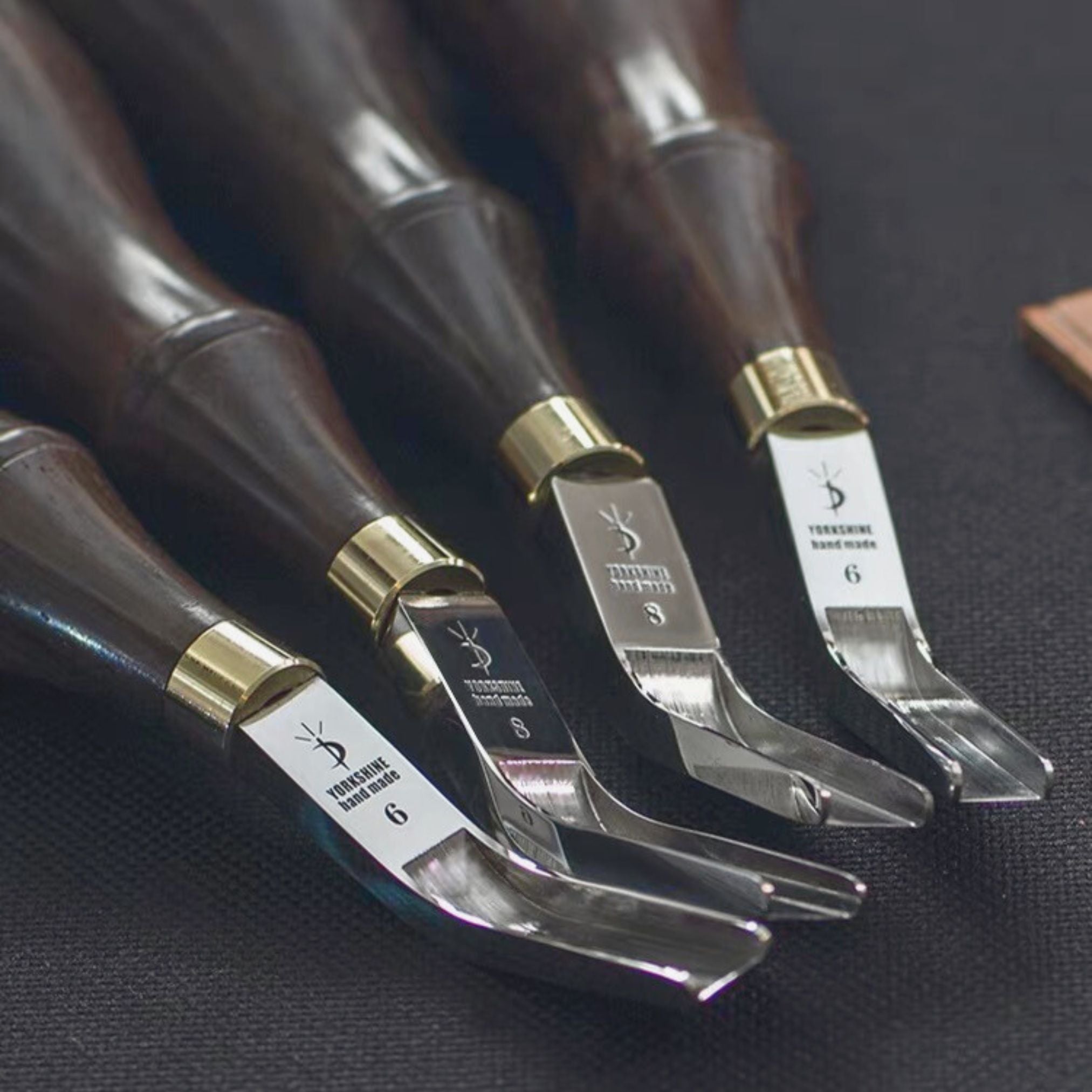 A compact wide skiver designed for precise thinning in tight spots like gussets and raised edges. Features a polished DC53 blade, 0.6mm edge guard, and Z-handle for control. Ideal for leathercrafters. Try it now.