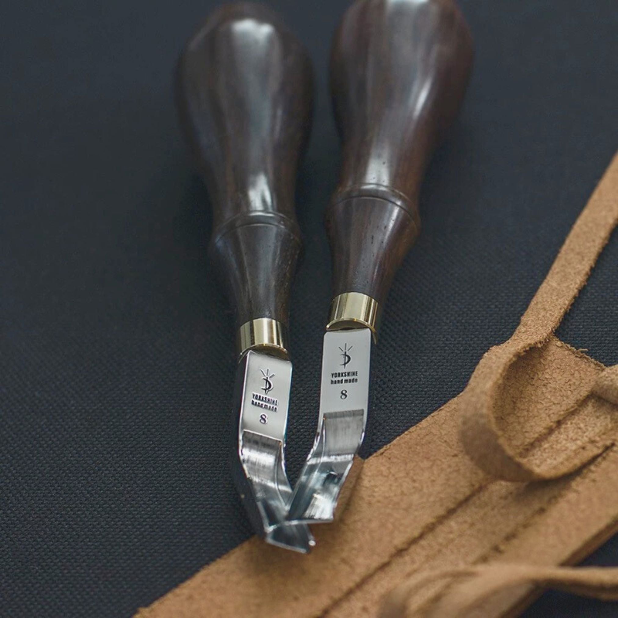 A compact wide skiver designed for precise thinning in tight spots like gussets and raised edges. Features a polished DC53 blade, 0.6mm edge guard, and Z-handle for control. Ideal for leathercrafters. Try it now.