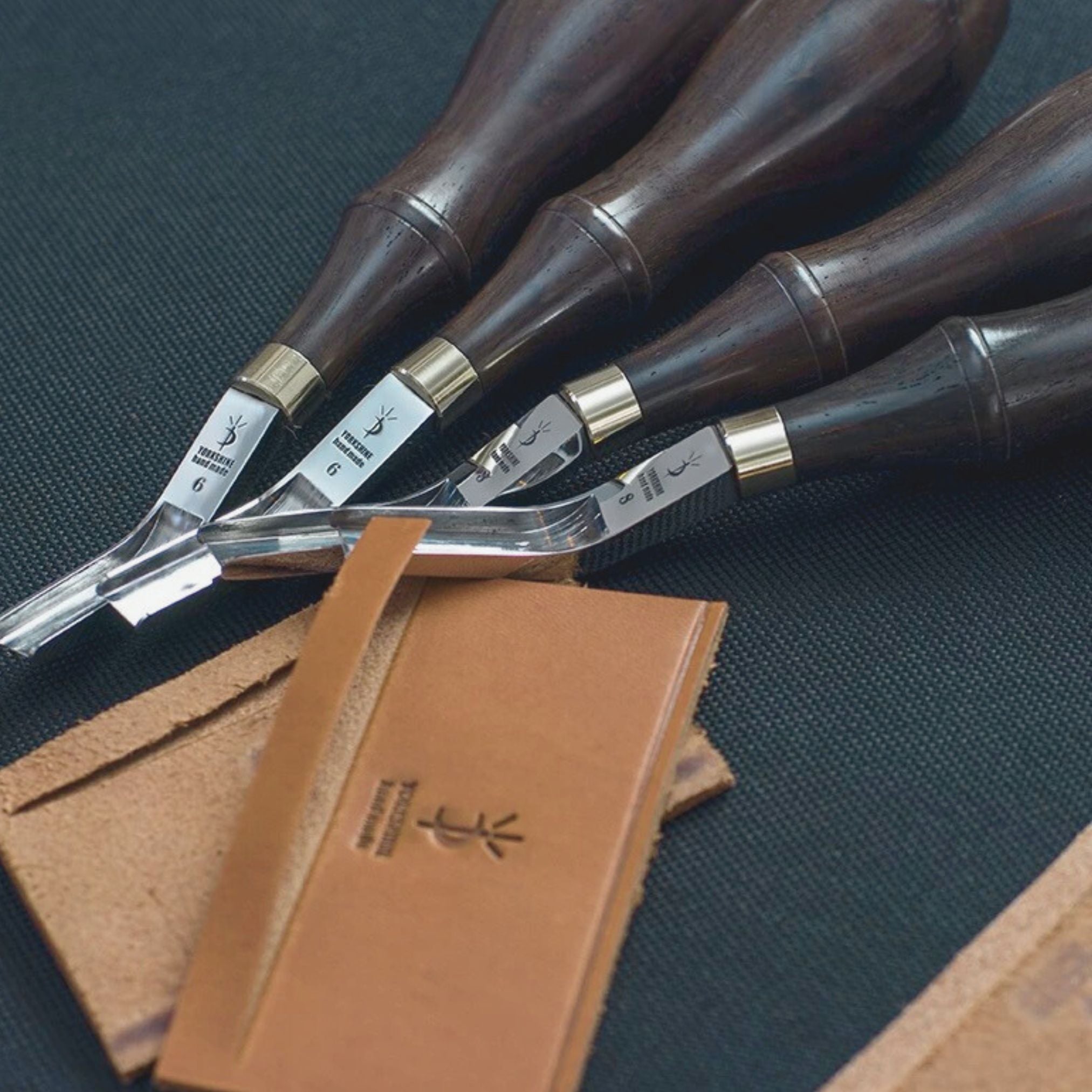 A precision wide skiver for clean thinning in gussets, folds, and raised leather edges. Features a sharp DC53 blade, 0.6mm edge guard, and ergonomic Z-handle. Ideal for small-area skiving and detail work. Designed for serious leathercrafters. Try it today.