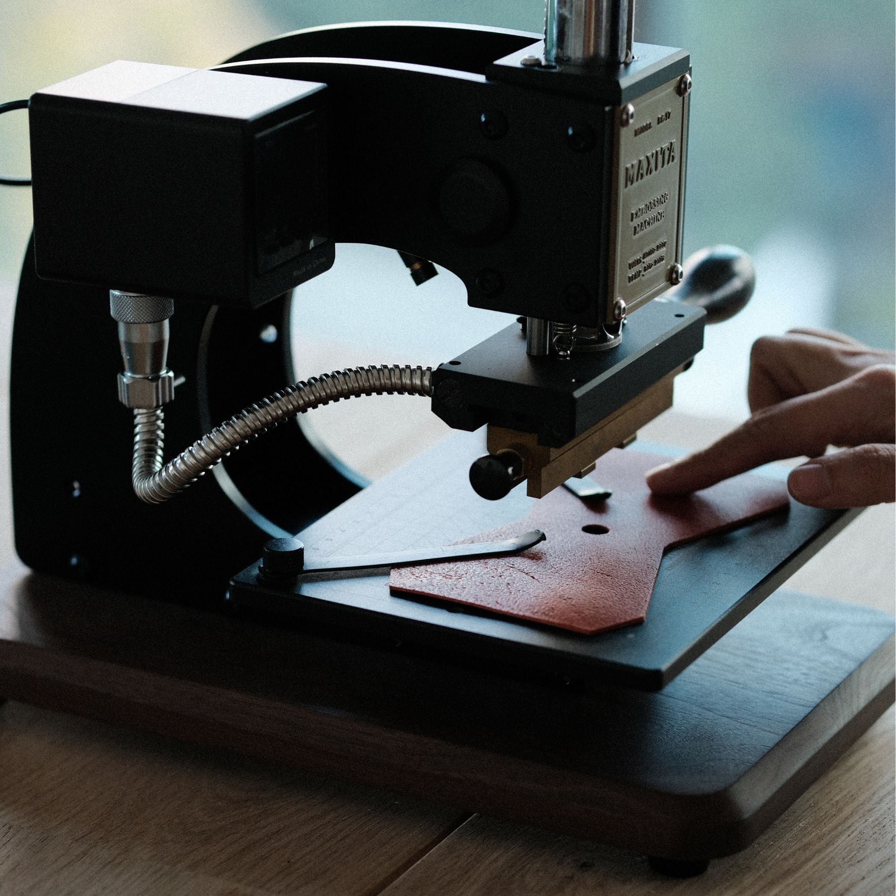 Hot foil stamping plays a key role in professional leather production—from personalisation to packaging. Learn how experienced leatherworkers actually use it in daily workflows.