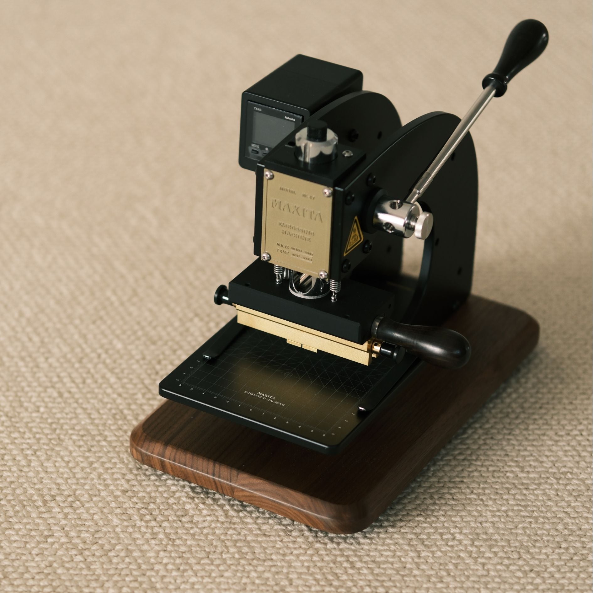 Make the EC-17 punch above its size: how to level the platform, align accurately, pick a sane workflow, and troubleshoot heat/pressure/dwell for clean foil & blind deboss on leather and paper—plus real-world tips and references.