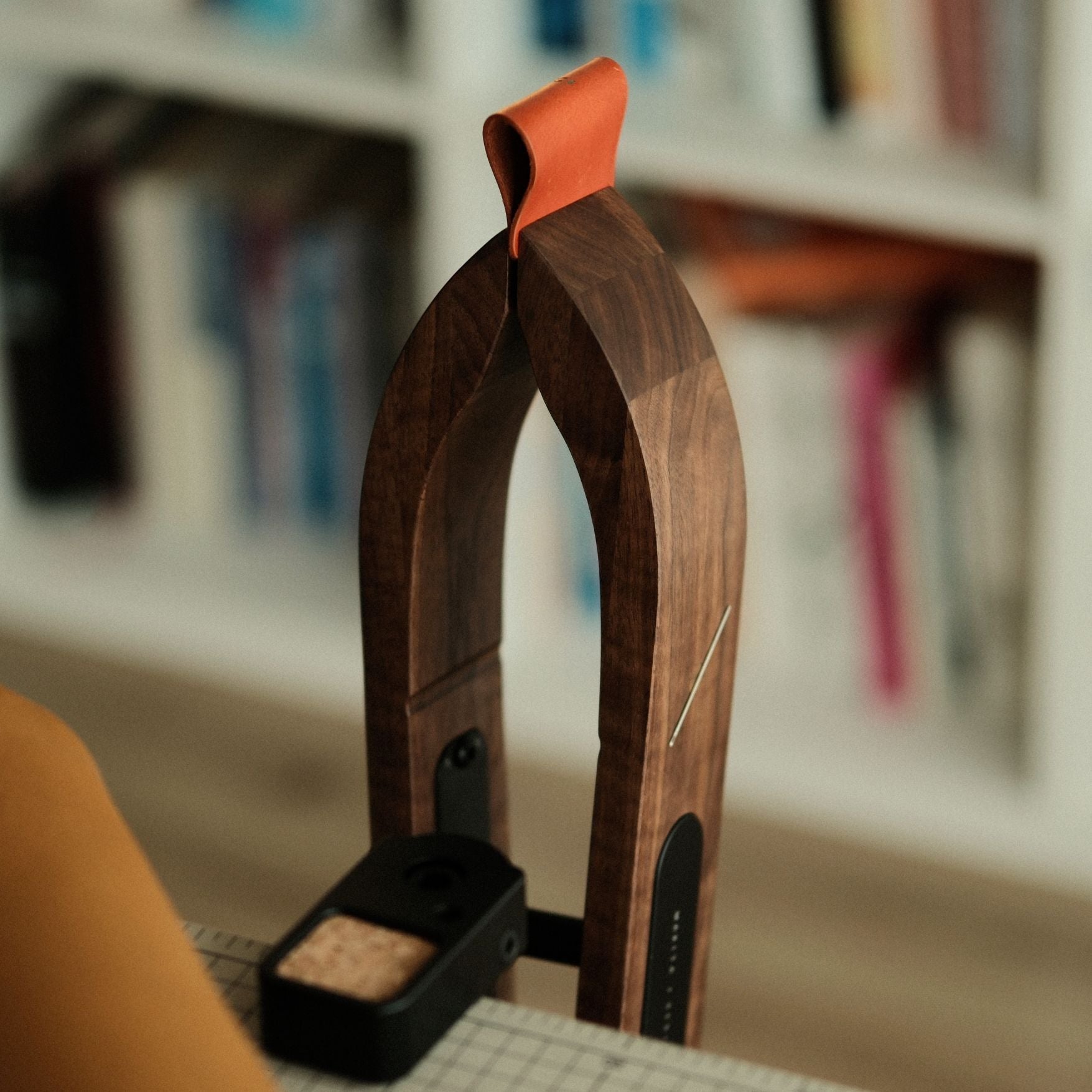 Discover why the MAXITA Walnut & Willow Stitching Pony is loved by leathercrafters worldwide. With adjustable height, 360° rotation, smooth grip, and smart tension control, it's built for comfort and precision. Free shipping included—shop now!
