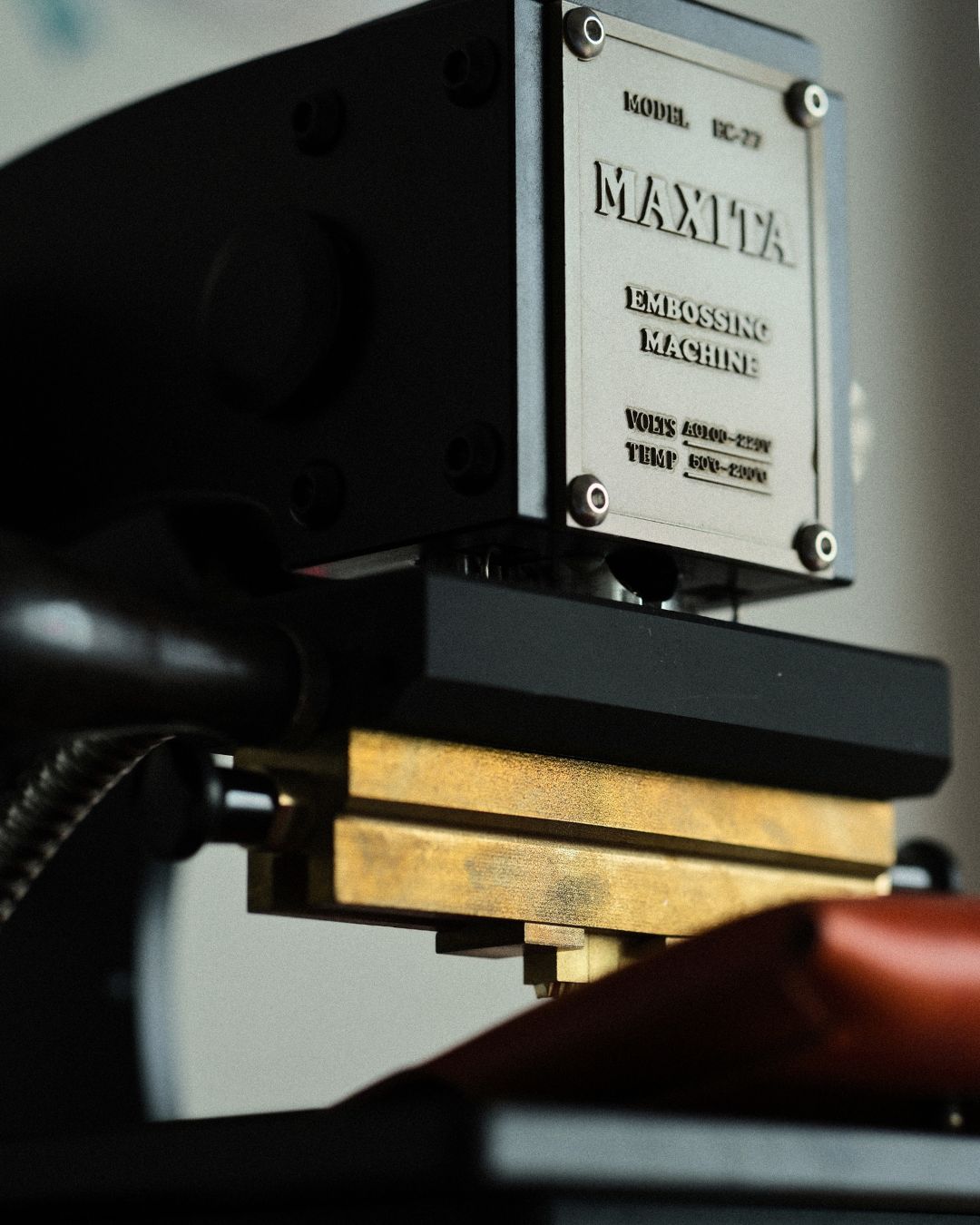 Maxita EC-27 delivers stable performance, long standby time, and precision with its Omron temperature control system. Perfect for leatherworkers and DIY crafters, it ensures flawless results on every project. Get yours today and elevate your craft!