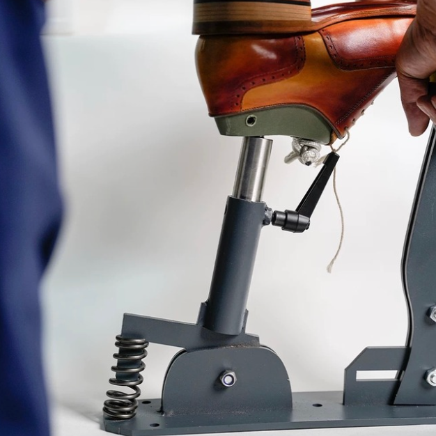 How to Achieve Professional Shoe Shaping with an Adjustable Shoe Lasting Machine