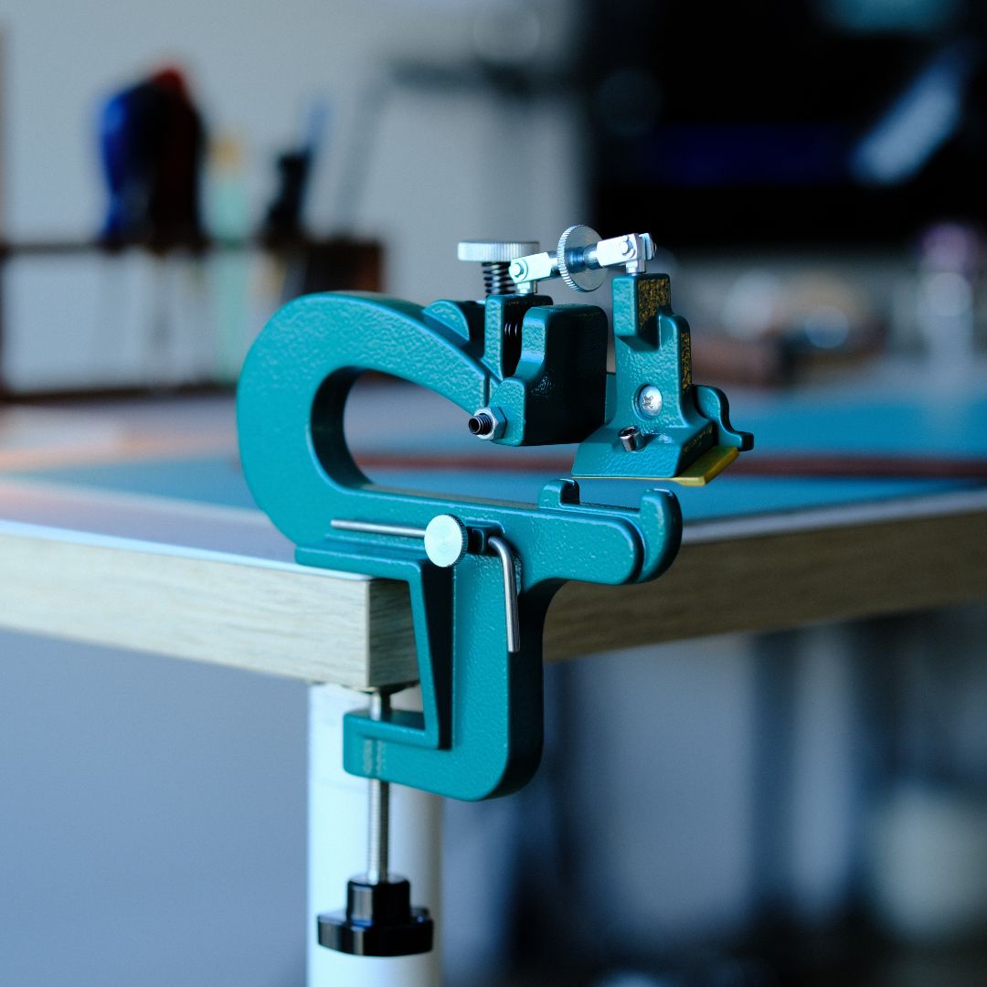 Discover what makes a great leather skiving machine — from aluminum construction to adjustable blades. A complete buyer’s guide to leathercraft tools and handmade tool essentials from CÍ.