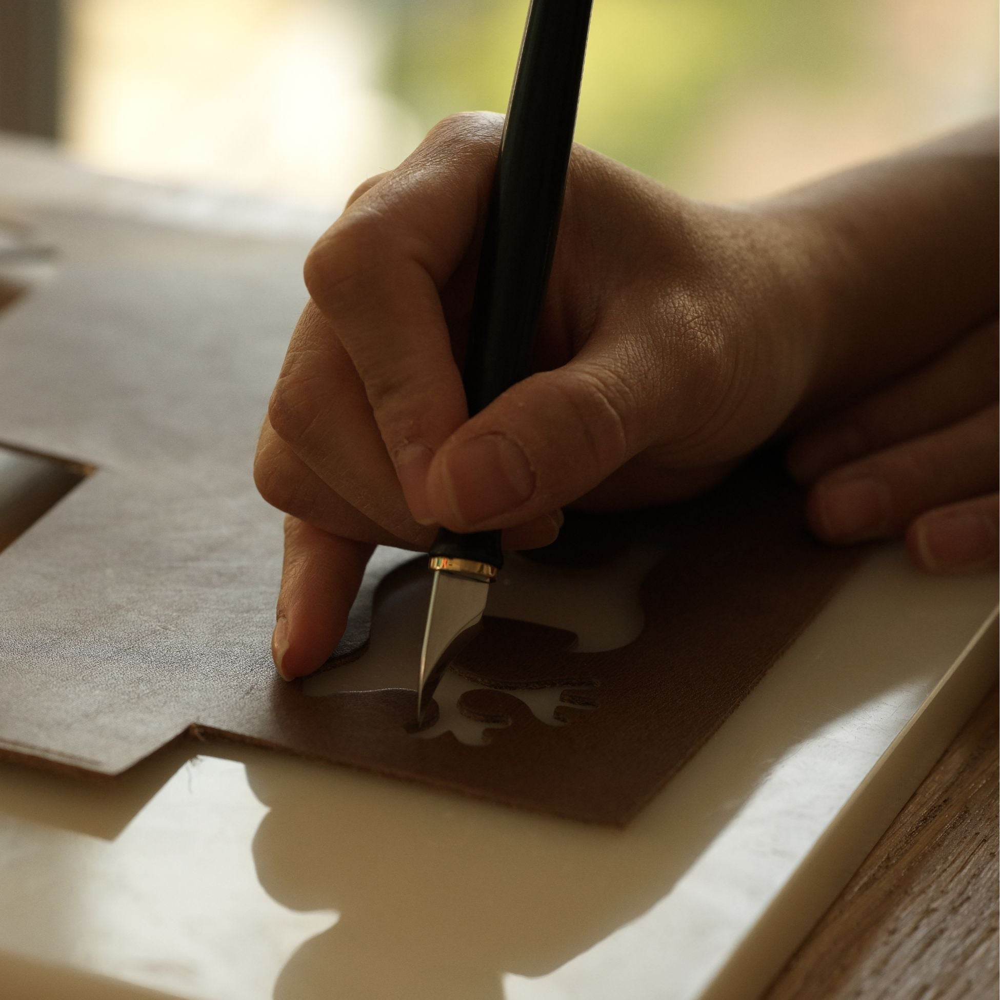 Why tight curves in leather go wrong, and how to fix them with better knife geometry, sharper edges, lighter passes, and more control. A practical guide to cleaner small-radius cuts, inside curves, and detail trimming in leathercraft. Read more.