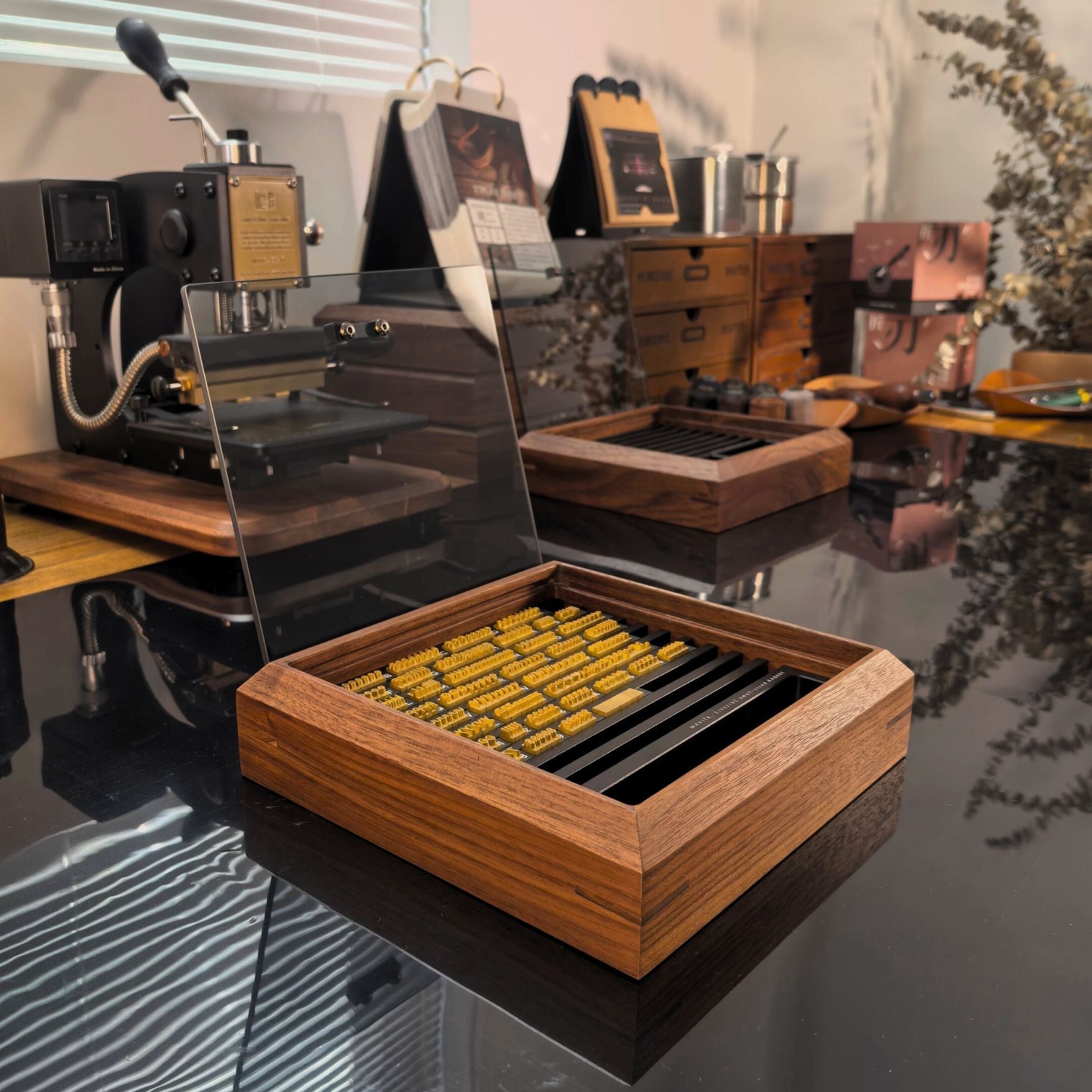 Looking for a smarter way to store your brass stamp letters? The Maxita 2025 modular walnut box offers flexible layout, improved stability, and dust-proof storage—designed specifically for hot foil crafters. Discover the upgrade your workspace deserves.