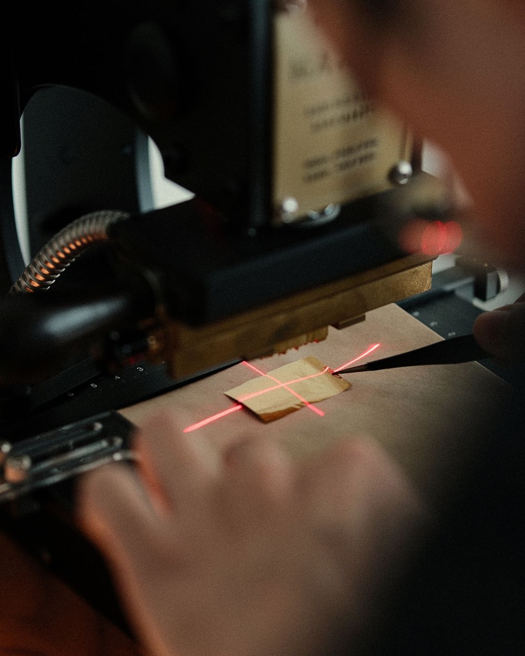 Foil stamping on leather looks blurry or uneven? Learn the real causes (heat, pressure, dwell time, stamp size) and a repeatable testing method—plus why EC-27’s stable temp control helps.