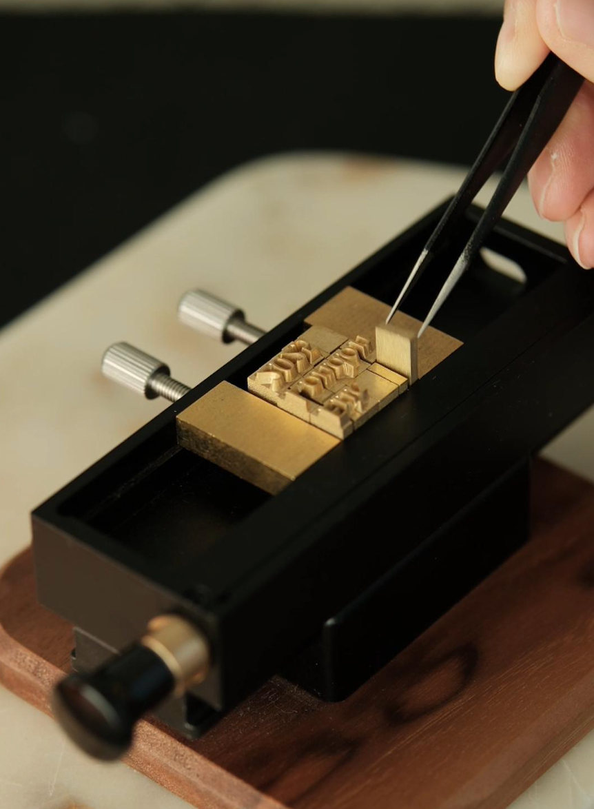 Create clean 3-line foil stamping layouts with the Maxita EC-27/EC-17 and Type 1 Holder. Flexible design, easy alignment, and stable results—perfect for leather goods, stationery, and packaging. Learn how to set up, stamp, and get pro results.
