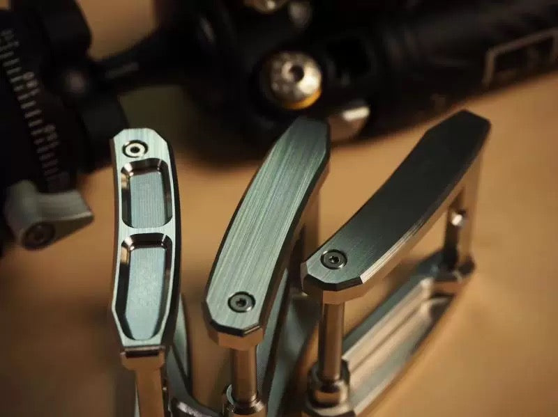 Learn the key differences between 316 and 304 stainless steel, and find out which is the best choice for your belt buckle depending on wear, environment, and durability.