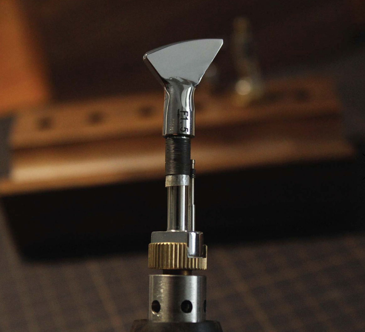 This article explains how using wax with a leather edge burner improves smoothness, adds shine, and increases durability for professional-quality leather edges.