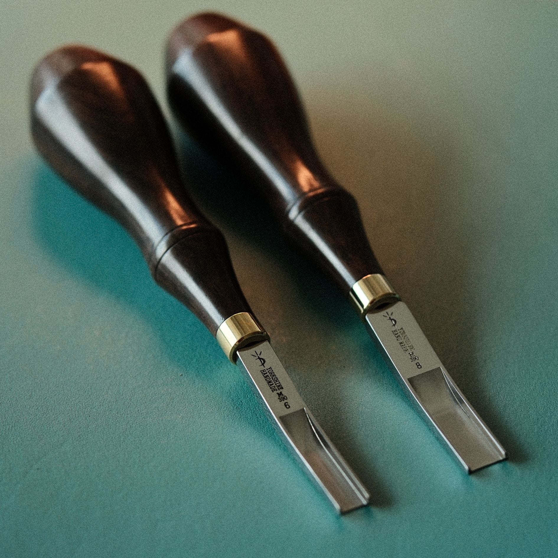 Discover why the Yorkshine M390 French Edger is worth the upgrade. Featuring a Z-neck design, M390 steel, and ultra-thin 0.6mm edge for smooth leather skiving. Ideal for detail work. Precision meets durability—explore the tool leatherworkers love.