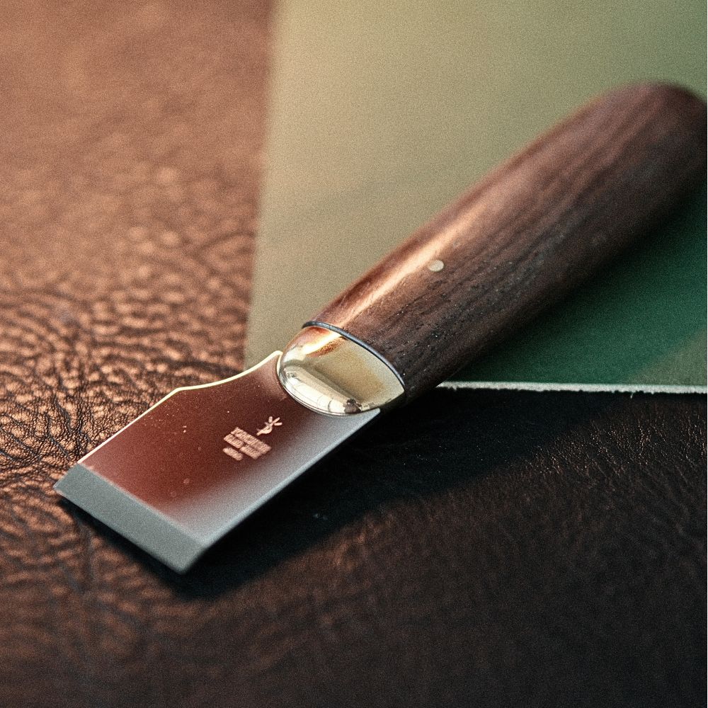 Discover why pro leatherworkers choose M390 steel for clean, precise cuts that last. Learn how the Yorkshine 30mm knife enhances control, reduces drag, and elevates every project. Shop high-end leather tools with global shipping & support at CÍ.