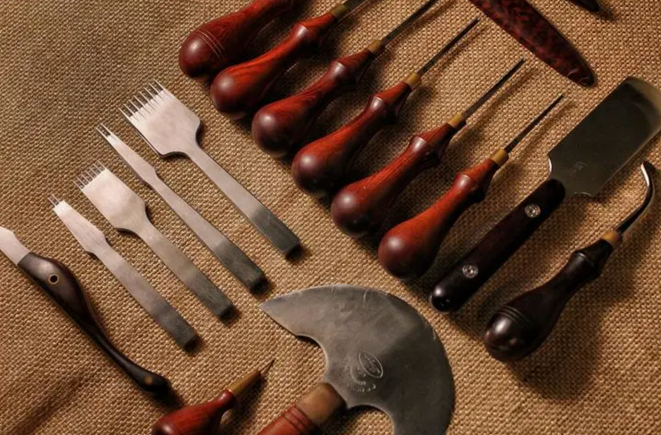 Discover the essential tools for beginner leathercrafters 