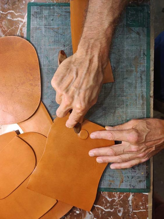 10 Secret Tips for Perfectly Rounded Edges on Vegetable-Tanned Leather: Master the Art of Envy-Inducing Dyeing