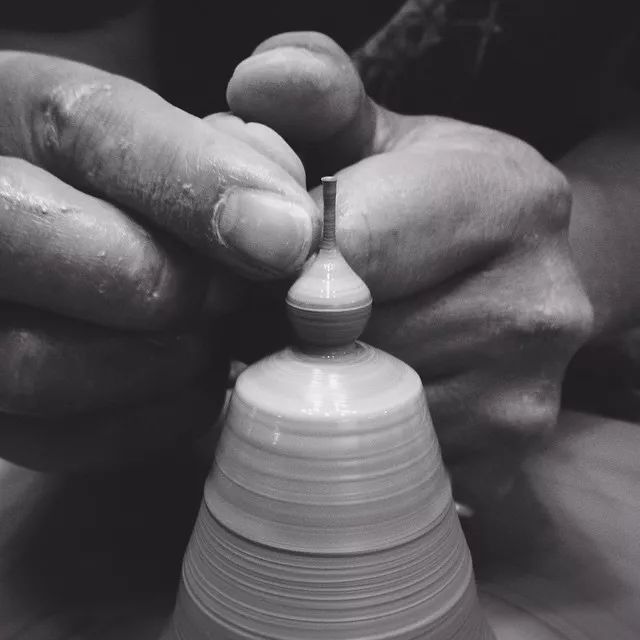 小さな驚異：ミニチュア陶芸家ジョン・アルメダの魅惑的な世界
