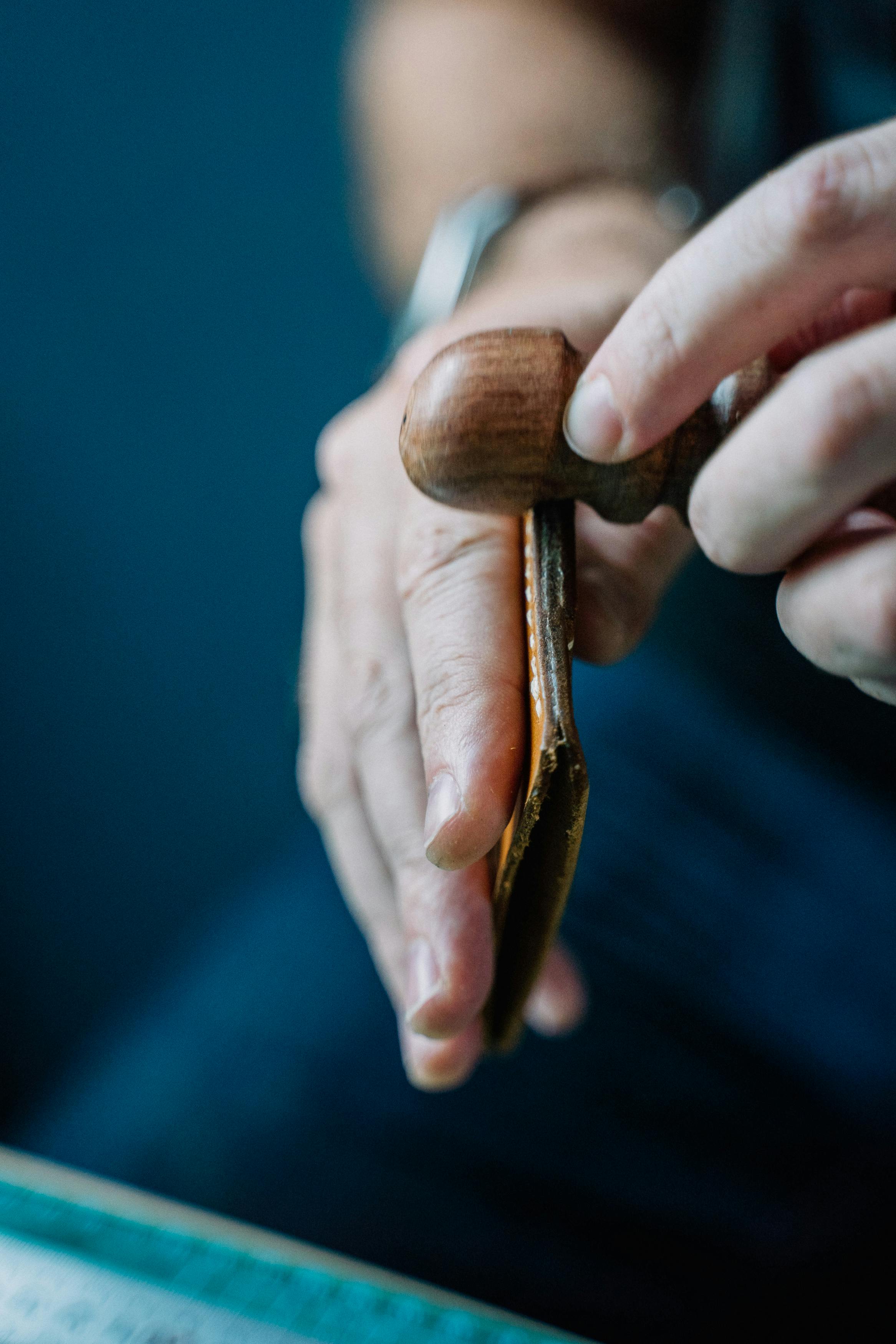 Electric vs. Manual Edge Finishing: How to Get the Perfect Leather Edge Like a Pro