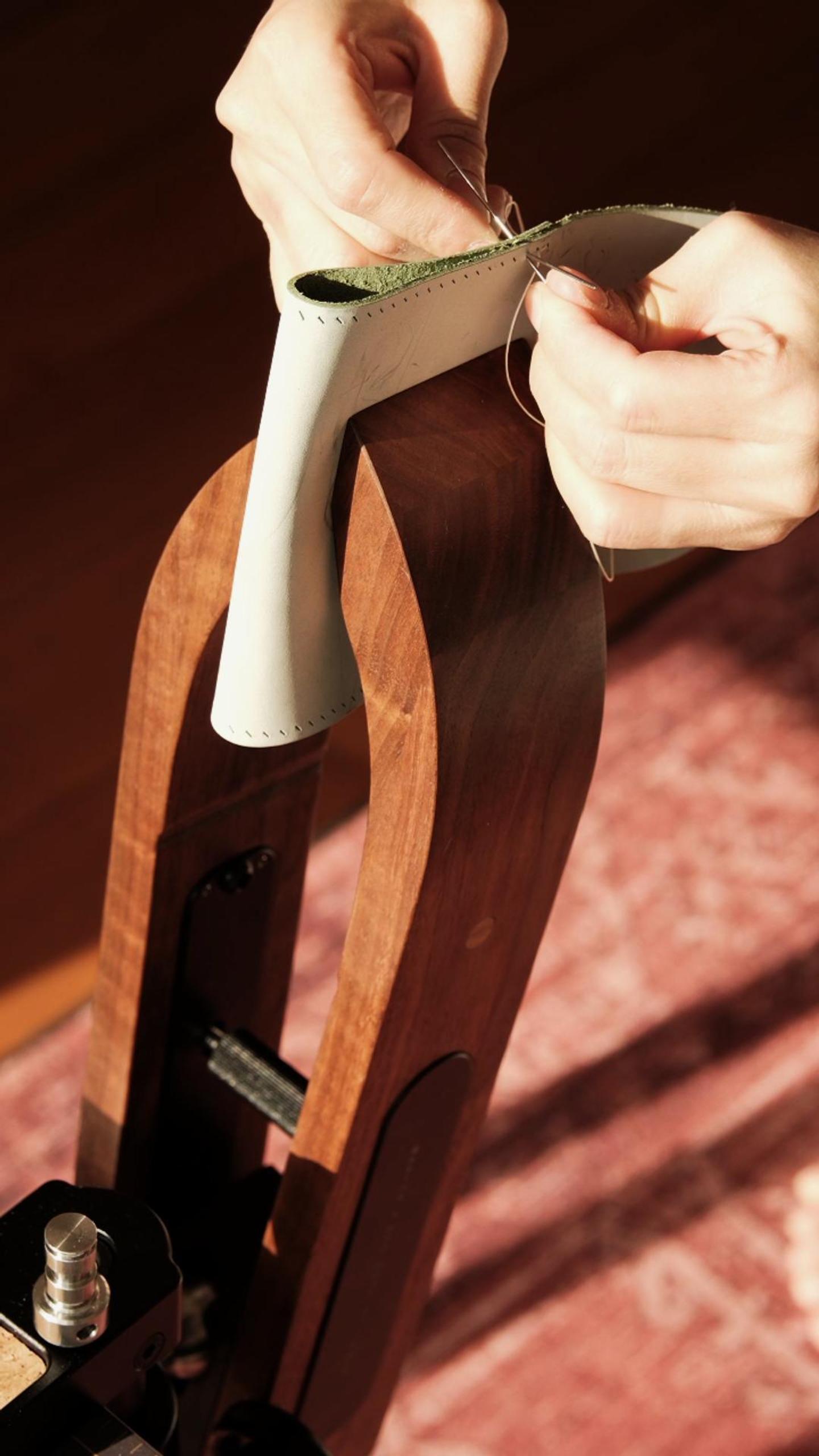 Wrist pain while saddle stitching leather isn’t a “you problem.” Learn ergonomic setup, clamp angle, height, rotation tips, and how an adjustable stitching pony can reduce strain and improve stitch consistency.