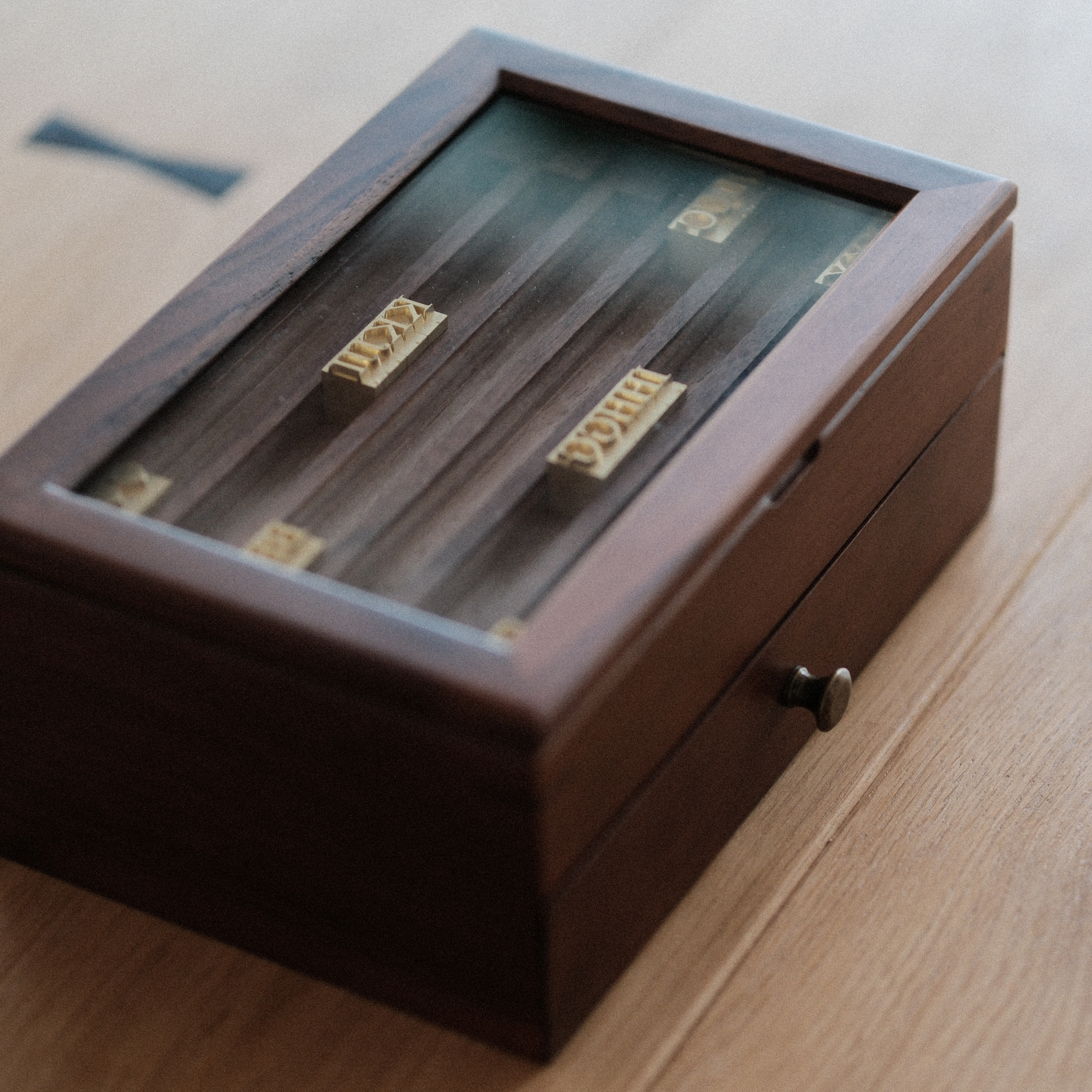 This double-layer walnut letter box keeps 300+ type pieces neatly stored, easy to find, and ready for your next leathercraft, branding, or custom stamping project.A practical and beautiful storage solution for makers who care about every detail.