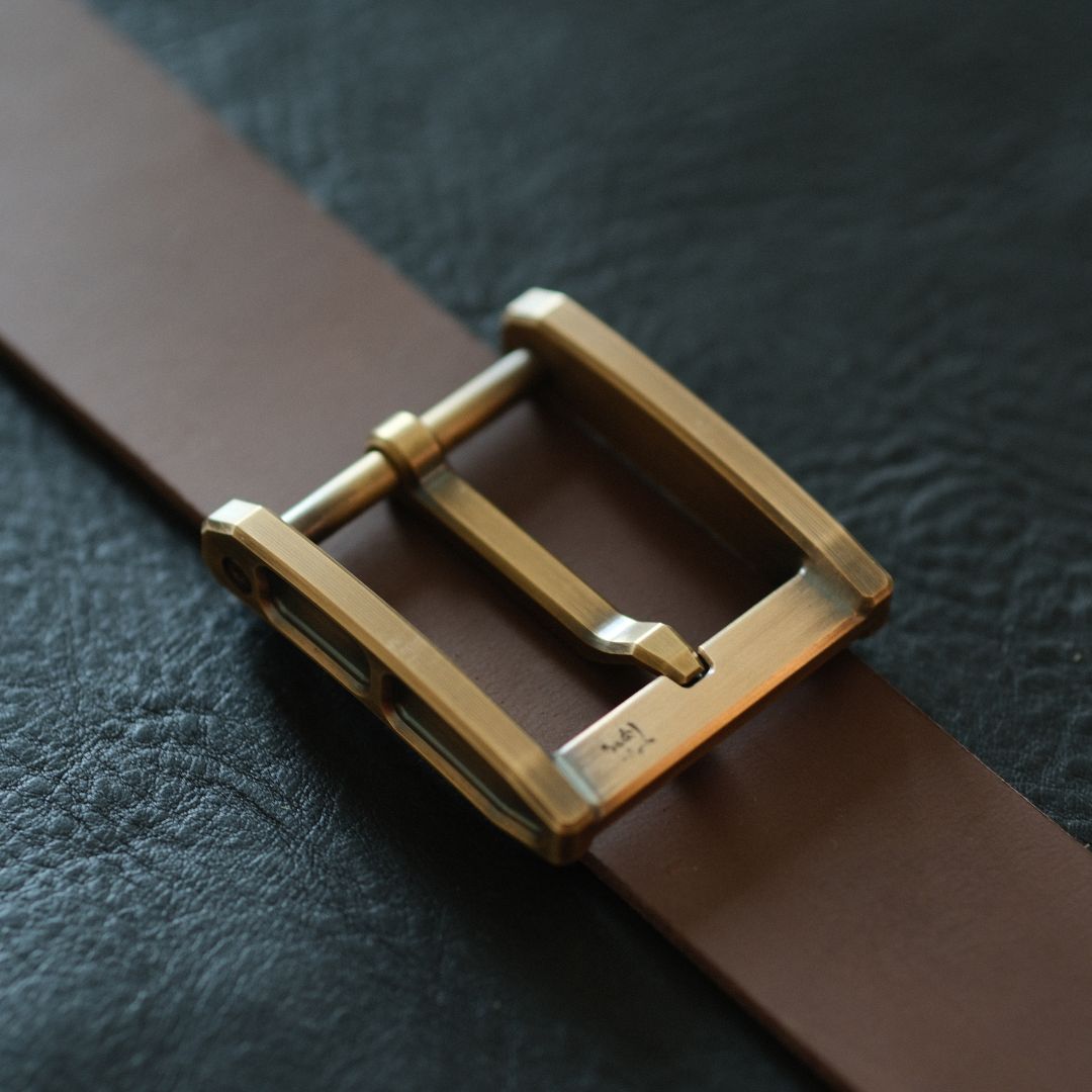 This buckle reveals a stunning array of colors and tones under different lighting conditions. We've tested it against various leather shades to help you make the best choice. This buckle is made from high-quality brass using CNC cutting and meticulous hand-polishing techniques.&nbsp;