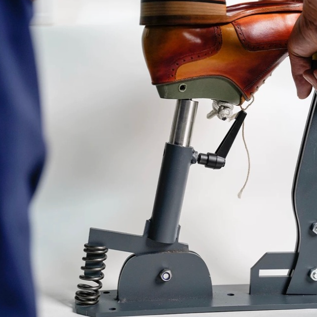 Upgrade your shoe crafting with our Adjustable Desktop Shoe Lasting Machine. Durable, flexible, and easy to use, it allows precise molding and surface protection with movable shoe head support. Securely fix it to any table for stable use. Perfect for professional shoemakers and DIY leather enthusiasts. Watch the demo now!