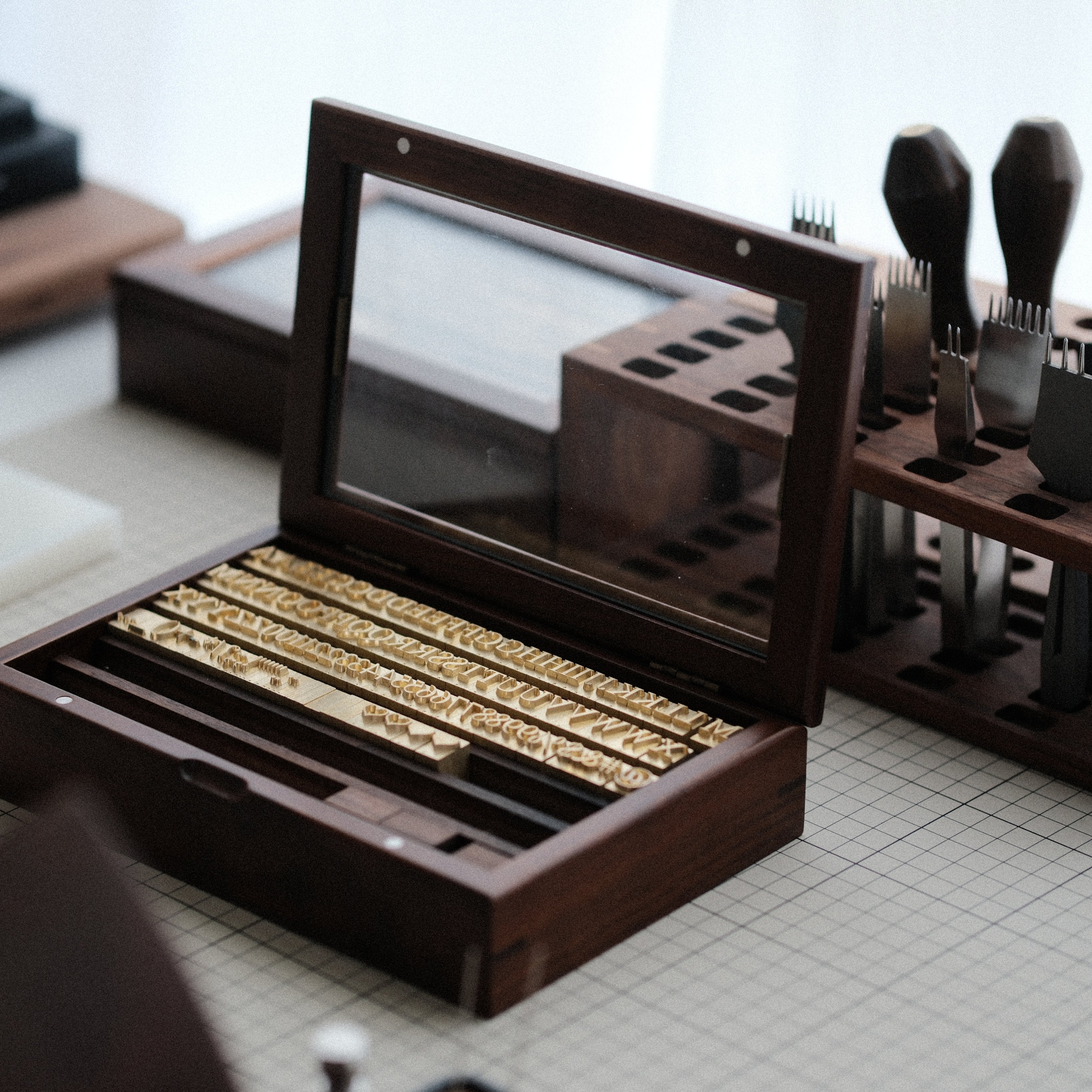 CÍ deluxe brass hot foil stamping type set with walnut storage box, designed for clear leather embossing, custom branding, luggage tags, labels and packaging. Compatible with Maxita Holder No. 1 and MOVEGO machines. Custom fonts available. Shop now.