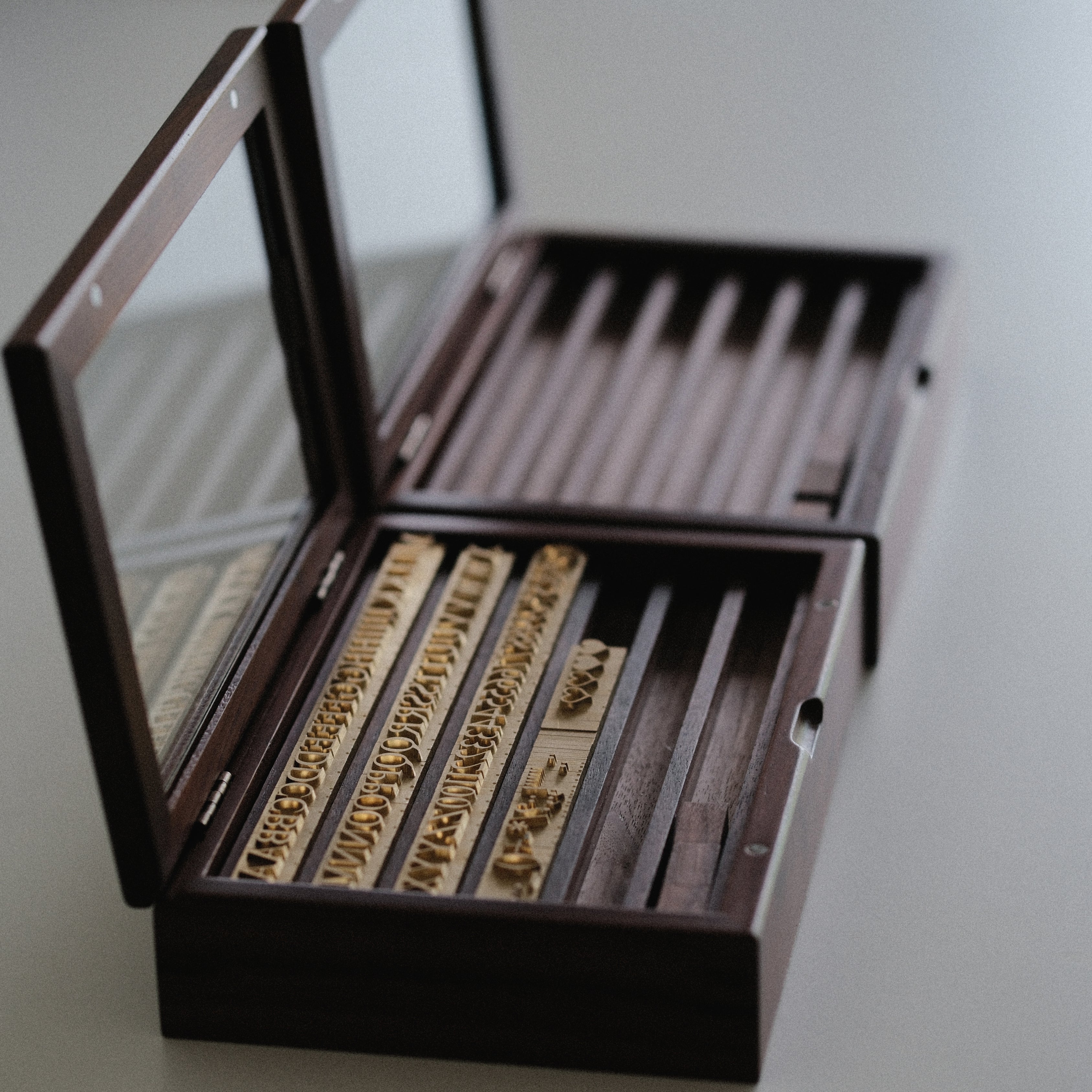 CÍ deluxe brass hot foil stamping type set with walnut storage box, designed for clear leather embossing, custom branding, luggage tags, labels and packaging. Compatible with Maxita Holder No. 1 and MOVEGO machines. Custom fonts available. Shop now.