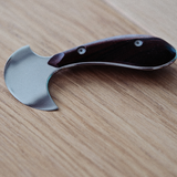Developed in collaboration with SUI, this leather round knife is designed for smooth cutting, stable control, and comfortable everyday use. The special half-round blade shape makes it easier to apply pressure without straining your wrist, whether you are cutting straight lines, curves, or skiving leather edges.