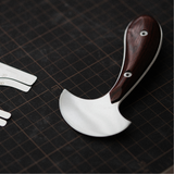 Developed in collaboration with SUI, this leather round knife is designed for smooth cutting, stable control, and comfortable everyday use. The special half-round blade shape makes it easier to apply pressure without straining your wrist, whether you are cutting straight lines, curves, or skiving leather edges.