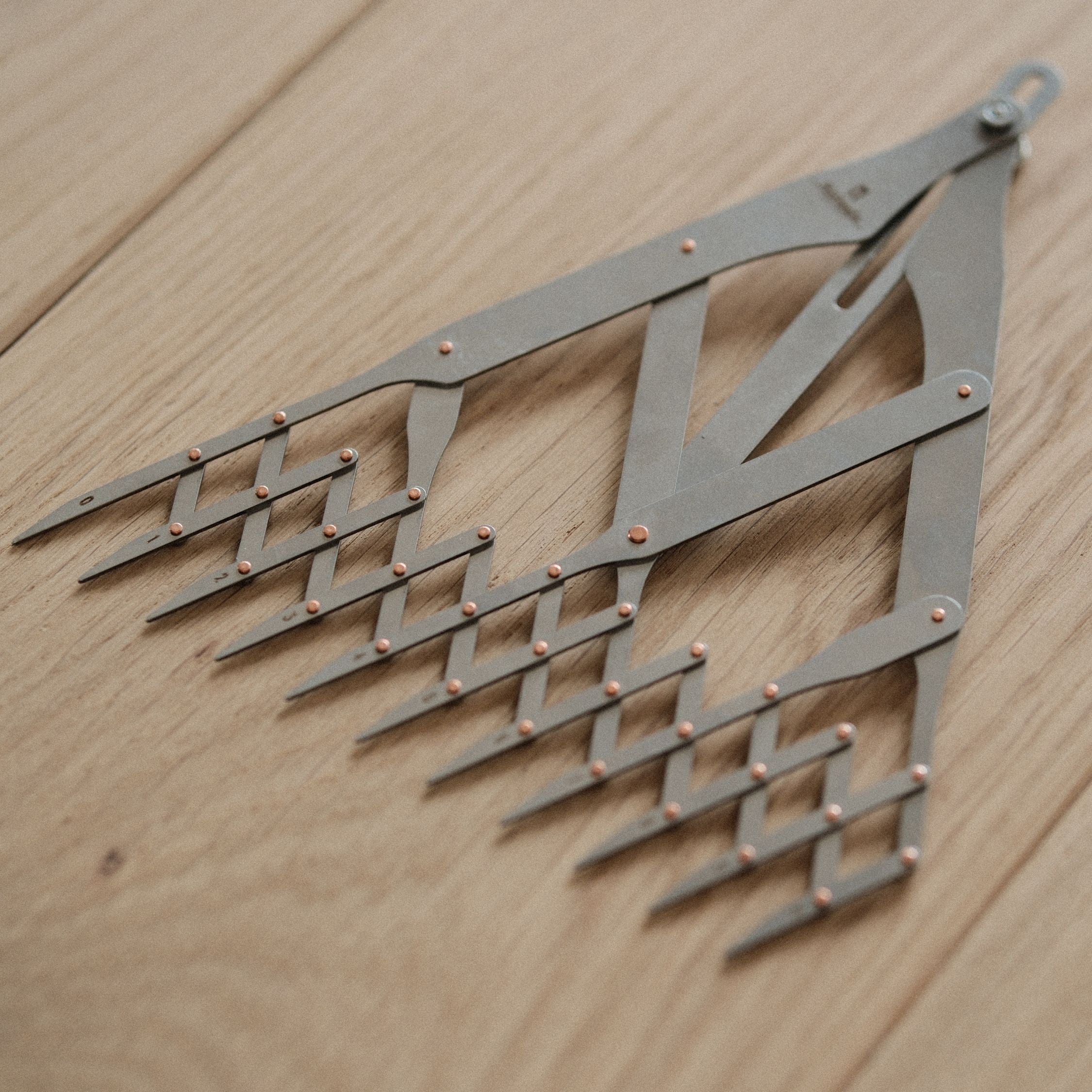 Crafted in collaboration with Nattools, this 3-piece Quick-Mark Divider Set offers precise, even spacing for stitching, punching, and rivet alignment. Made from 301EH stainless steel with locking design, perfect for both beginners and professional leather studios.