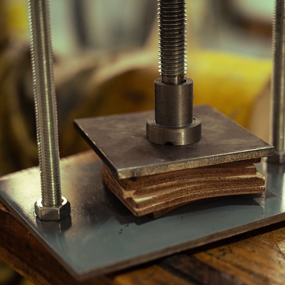 This versatile tool is specifically crafted for&nbsp;pressing rubber and cowhide heels, making it ideal for shoemakers and leathercraft enthusiasts who want to create professional-quality heels without the need for bulky machinery. It delivers uniform, reliable pressure, ensuring a strong, durable bond with no glue separation.