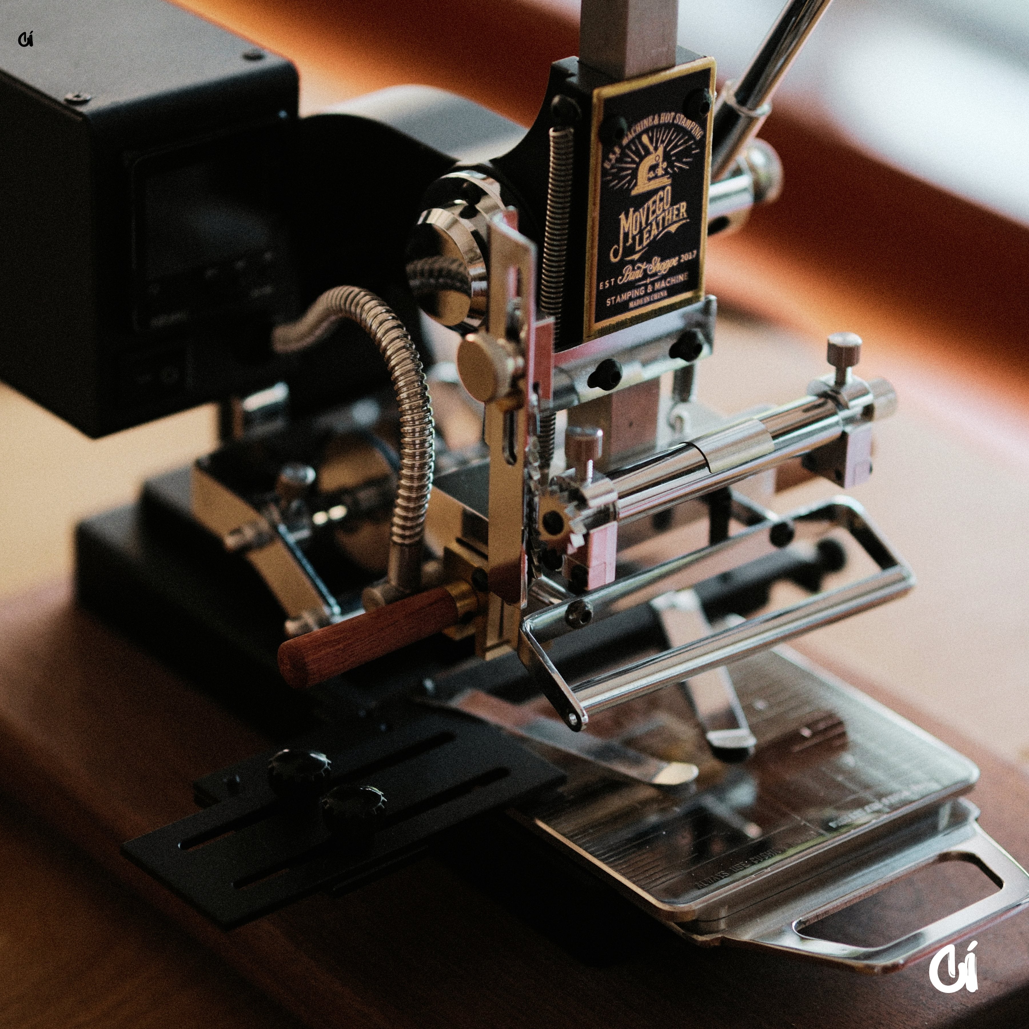 The MOVEGO Vintage-Style Hot Foil Stamping Machine is a compact desktop foil stamping machine for leather, paper, PVC, and small-batch custom work. With its film-camera-style foil loading, metal-and-wood body, clamp, infrared guide, and worktable, it brings a more tactile and enjoyable way to stamp logos, names, and simple design details.