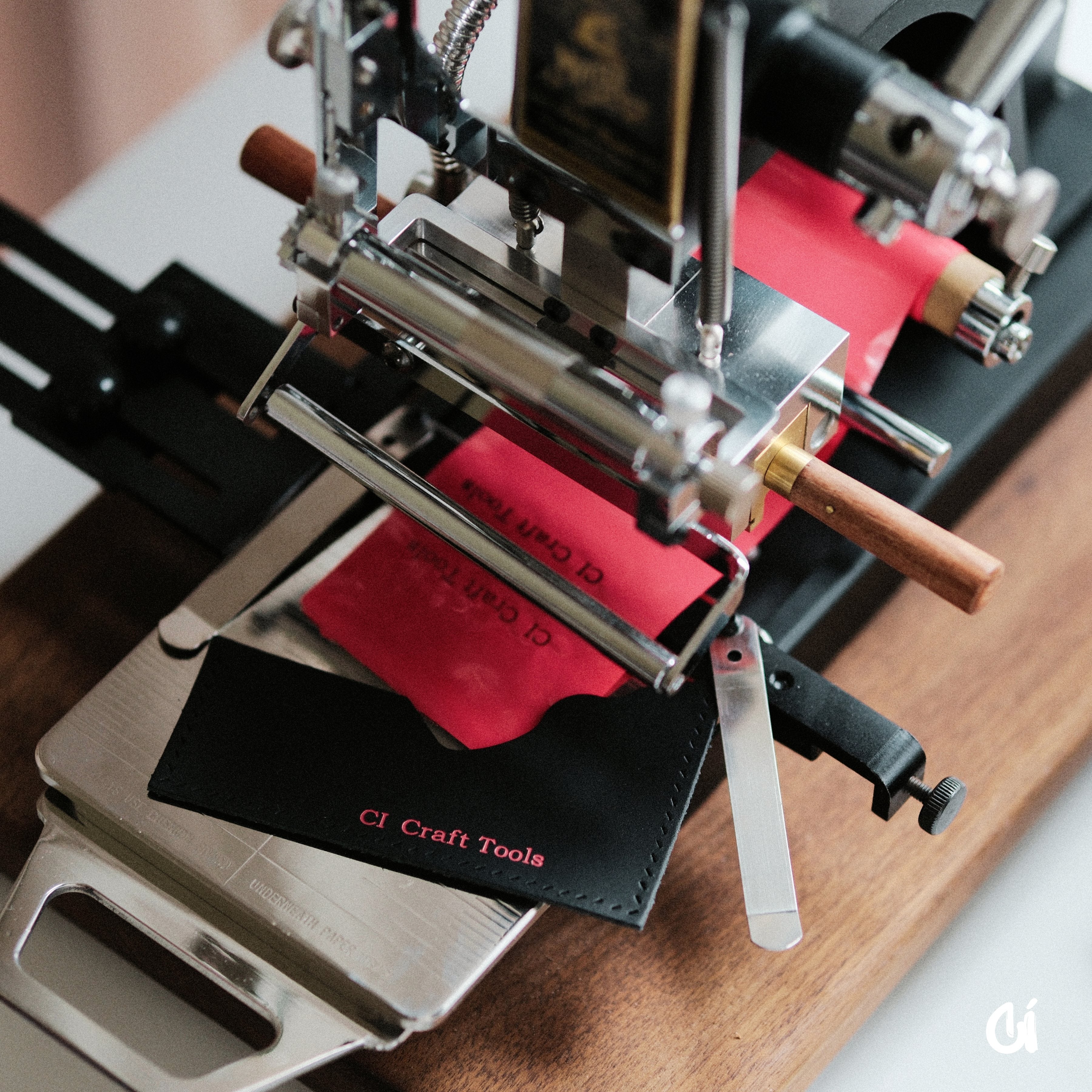MOVEGO vintage hot foil stamping machine for leather, paper and PVC. Compact, tactile and easy to align, with clamp, infrared guide and worktable included. Custom stamping support, professional setup advice and reliable after-sales service from CÍ. Shop now.