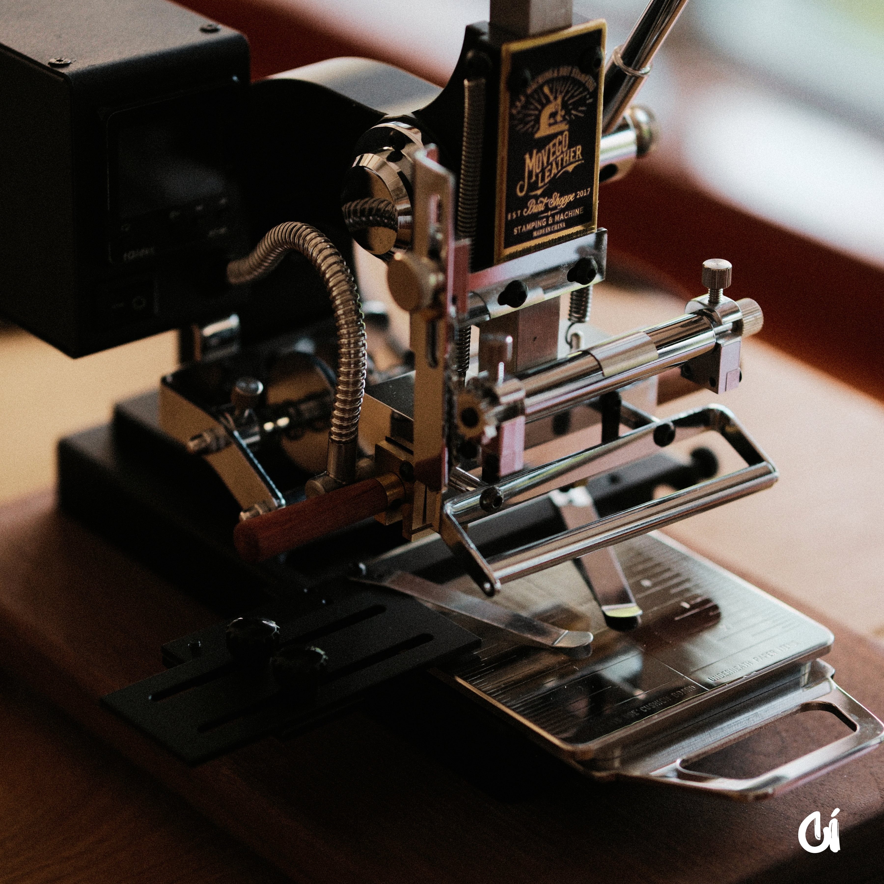 The MOVEGO Vintage-Style Hot Foil Stamping Machine is a compact desktop foil stamping machine for leather, paper, PVC, and small-batch custom work. With its film-camera-style foil loading, metal-and-wood body, clamp, infrared guide, and worktable, it brings a more tactile and enjoyable way to stamp logos, names, and simple design details.