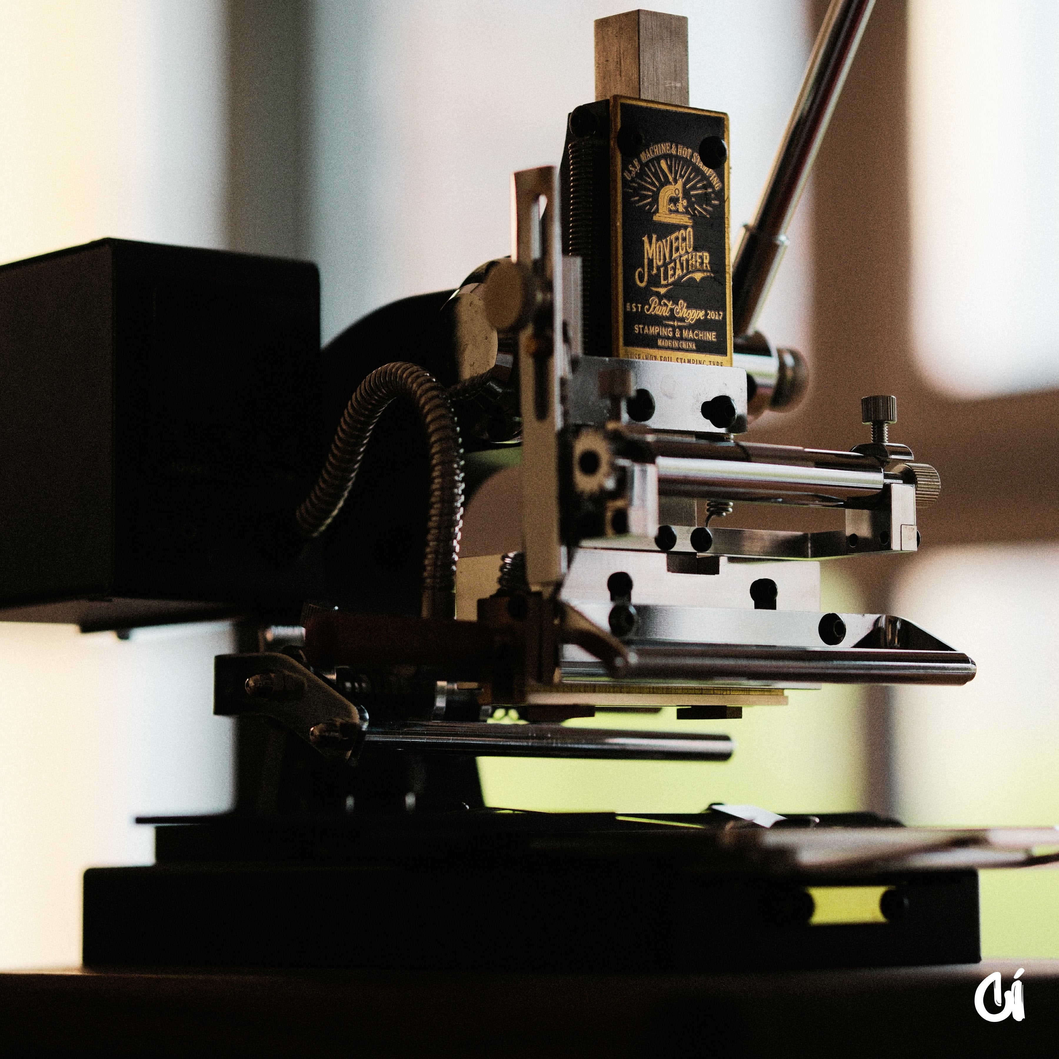 MOVEGO vintage hot foil stamping machine for leather, paper and PVC. Compact, tactile and easy to align, with clamp, infrared guide and worktable included. Custom stamping support, professional setup advice and reliable after-sales service from CÍ. Shop now.