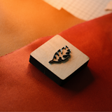 This maple leaf leather cutting die is perfect for creating a variety of leather items, including ornaments, bookmarks, accessories, and earrings.